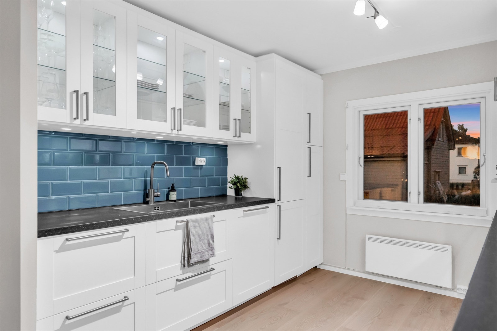 Kjøkkeninnredningen er fra 2019 Galleribilde