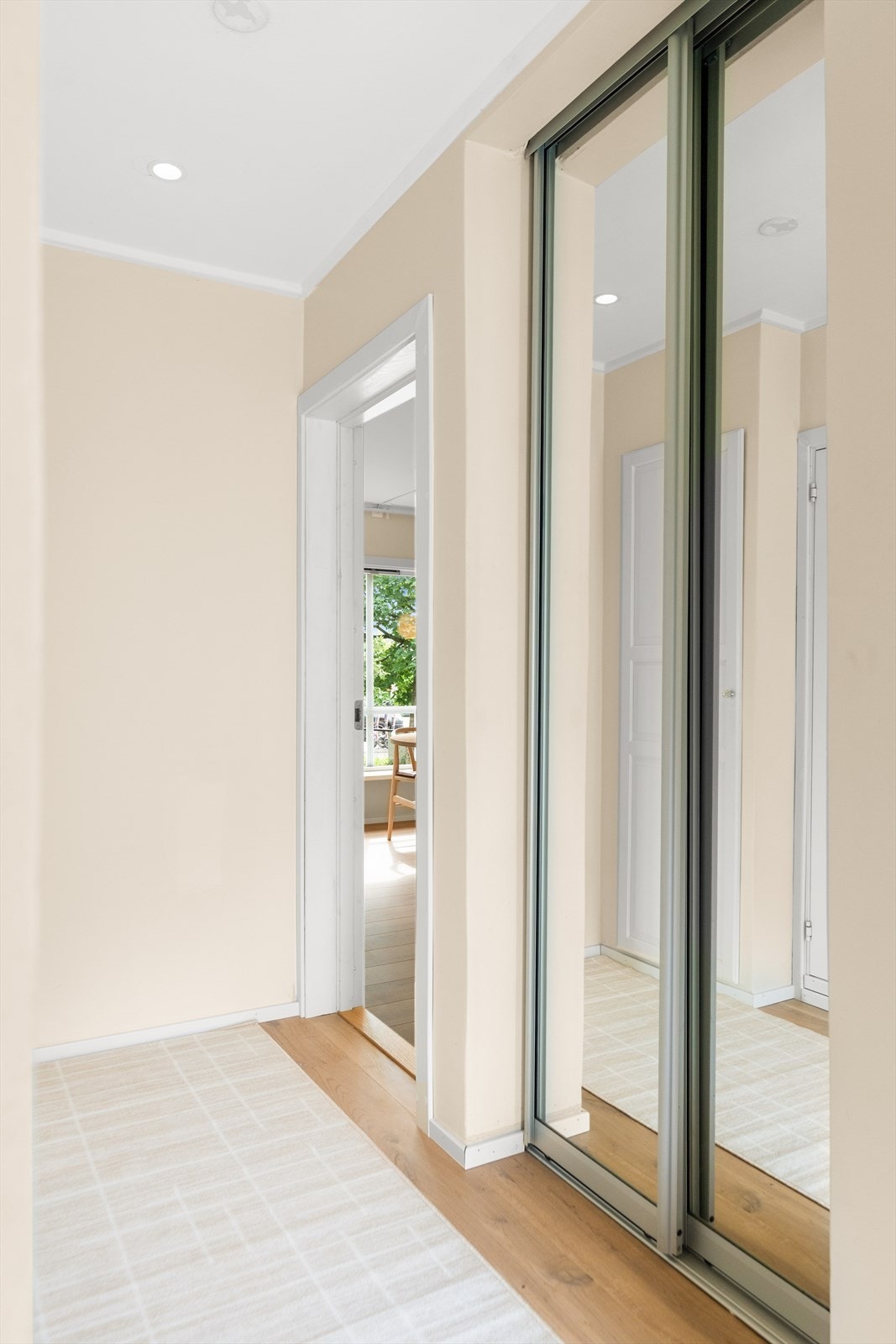 Det er montert skyvedørsgarderobe i entrè Galleribilde