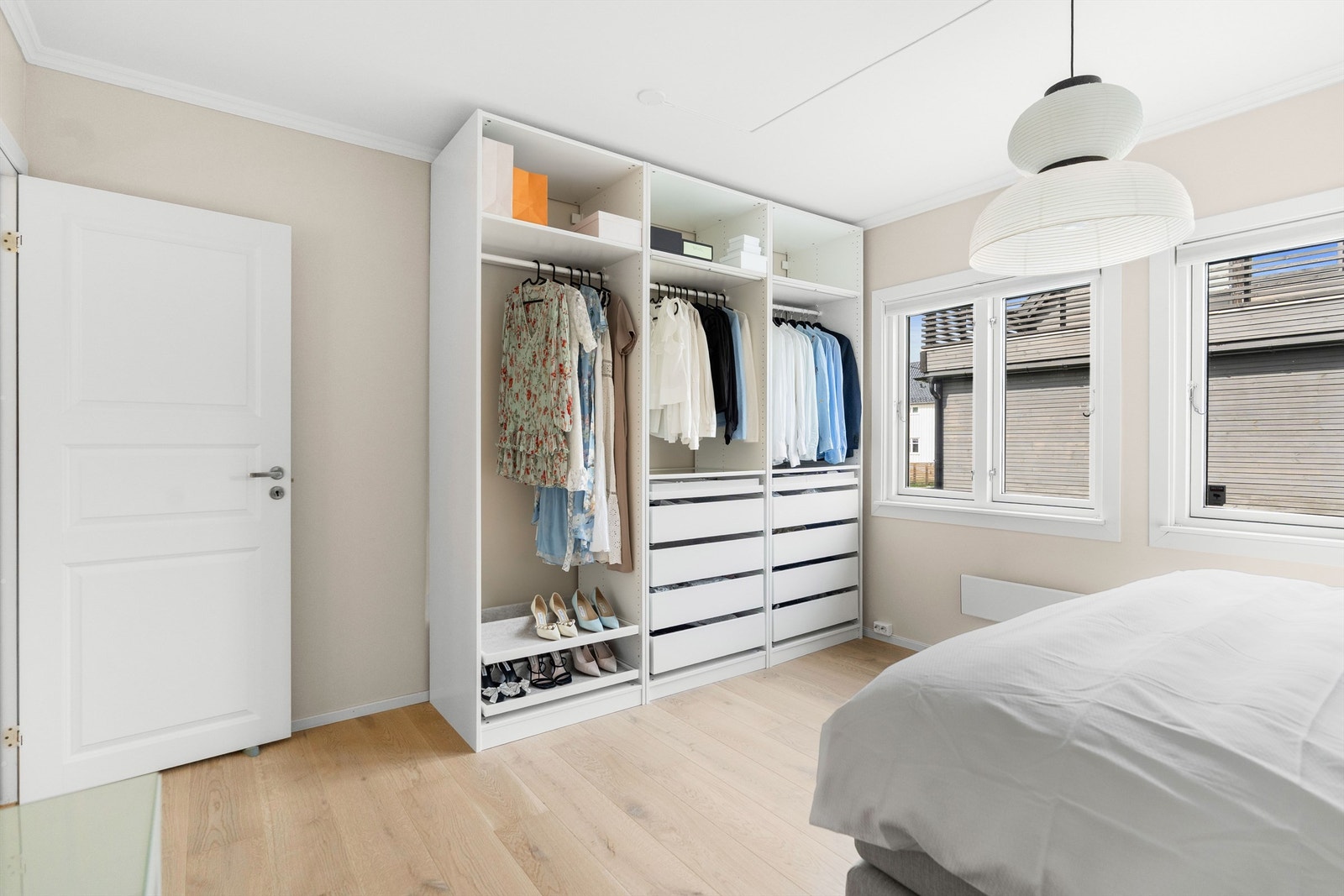 Soverommet har en god garderobeløsning som følger med salget Galleribilde