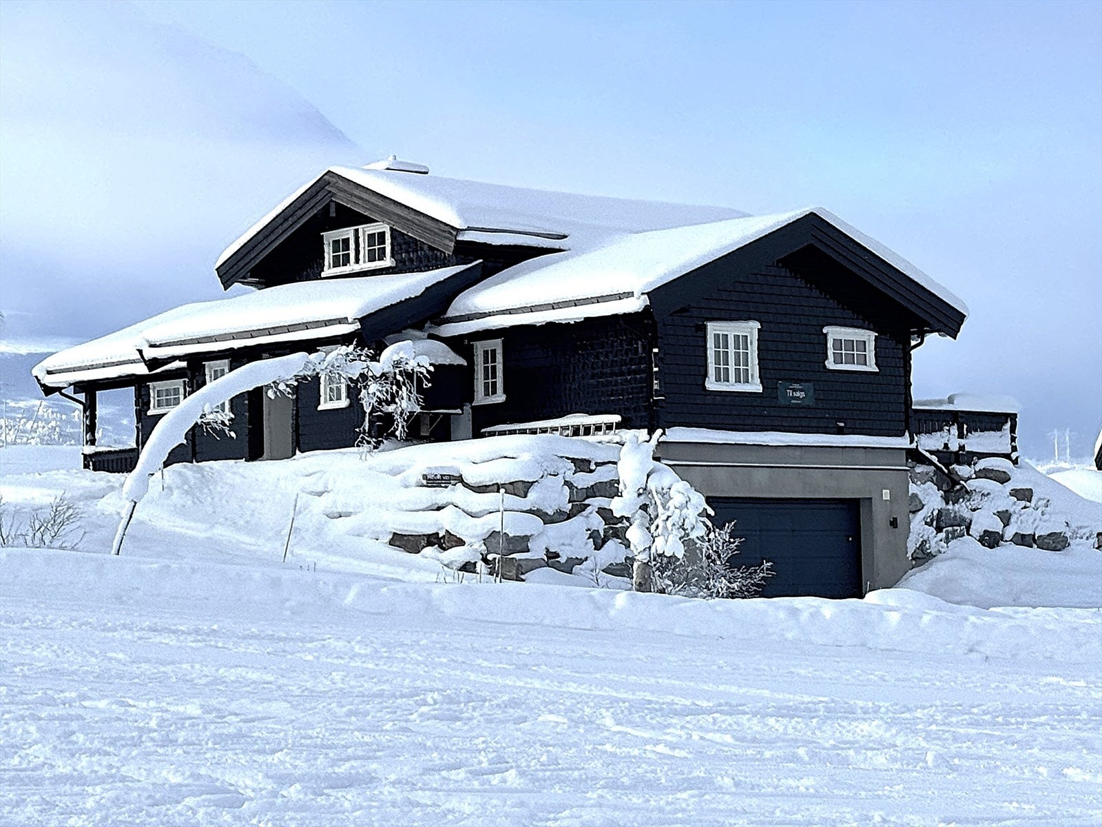 DNB eiendom v/ Jeanette Arnesen-Eriksrød har gleden av å presentere Fyrieggvegen 161!
Eksklusiv beliggenhet - utsikt mot Gaustatoppen - ski inn/ut - turterreng rett utenfor døren! Galleribilde