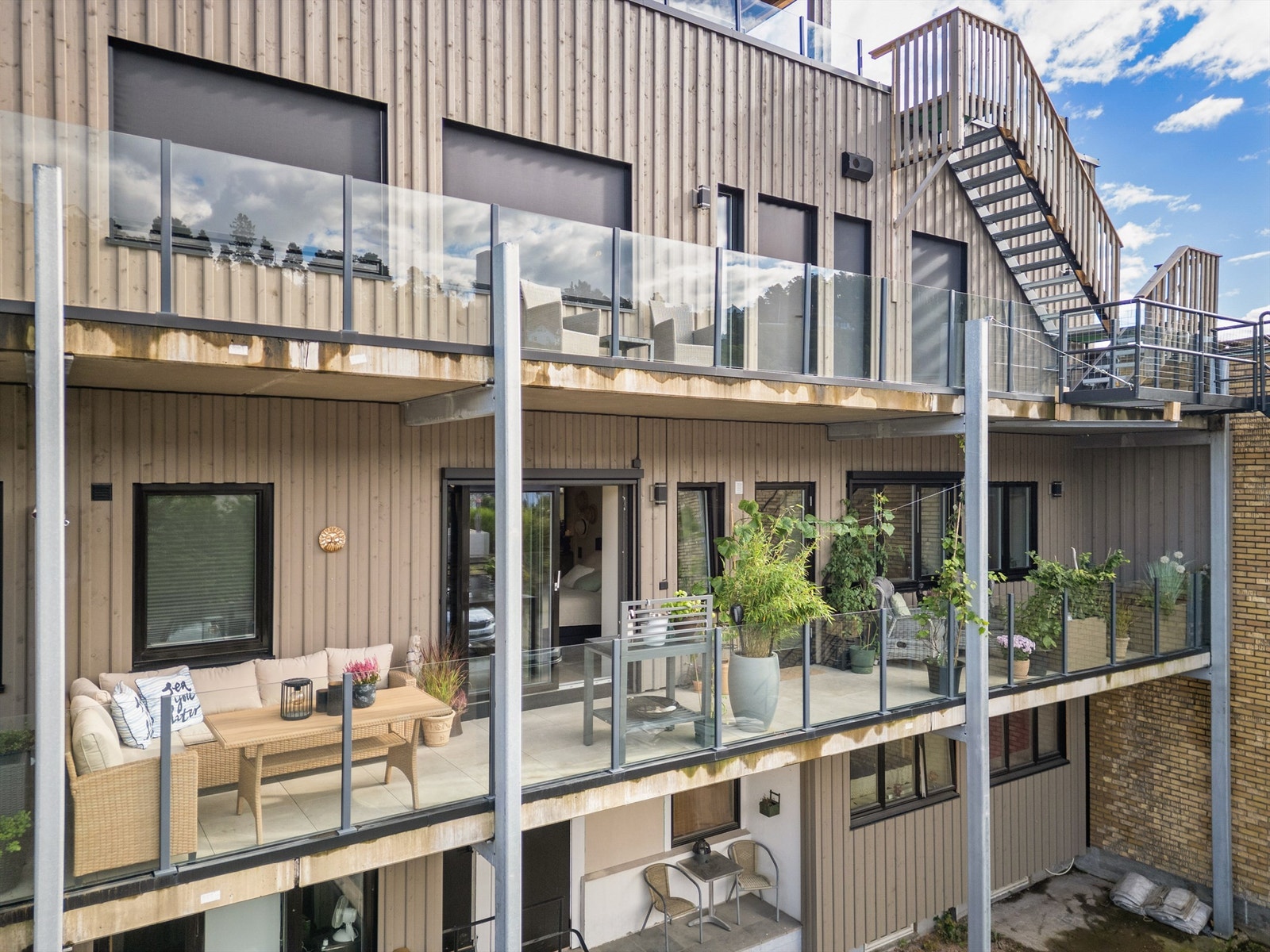 Det er sol på leilighetens verandaer fra ca. kl. 07.00 til 21.00-22.00 (midtsommerstid) iflg. selger Galleribilde