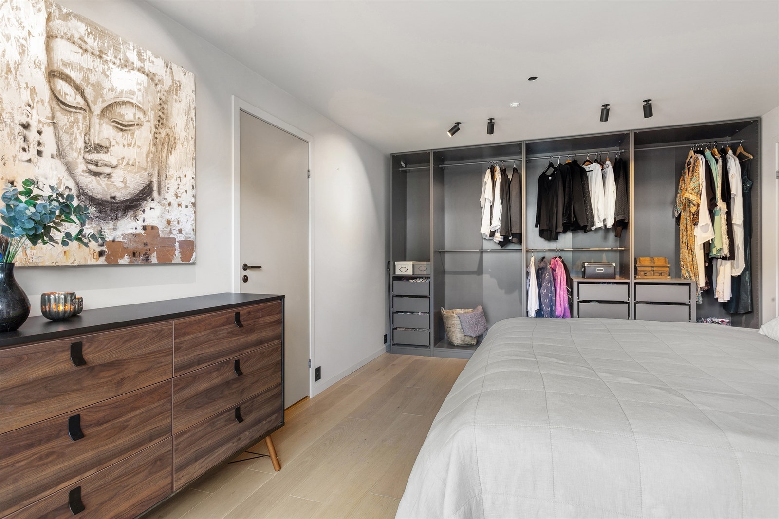 Soverom 3 med åpen garderobeløsning som har klesskinner og skuffer Galleribilde