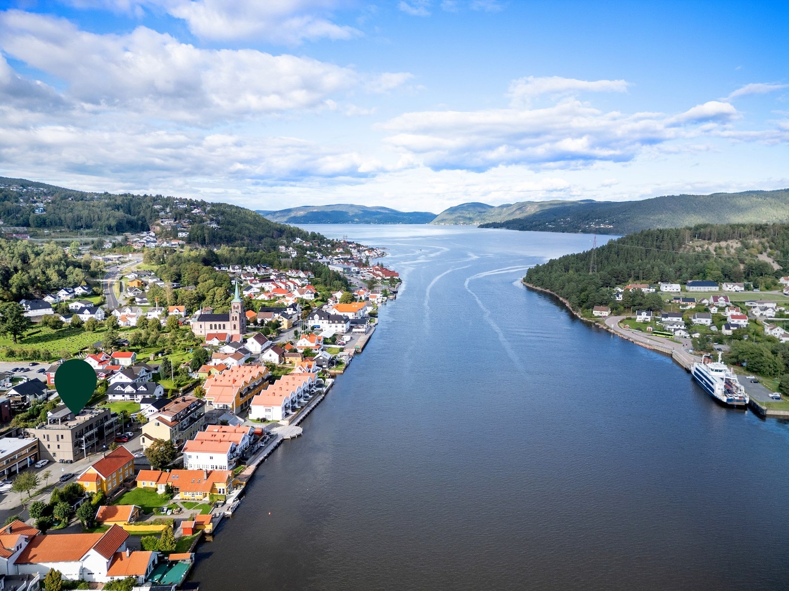 Kort gangavstand til matbutikk, brygge og promenade Galleribilde