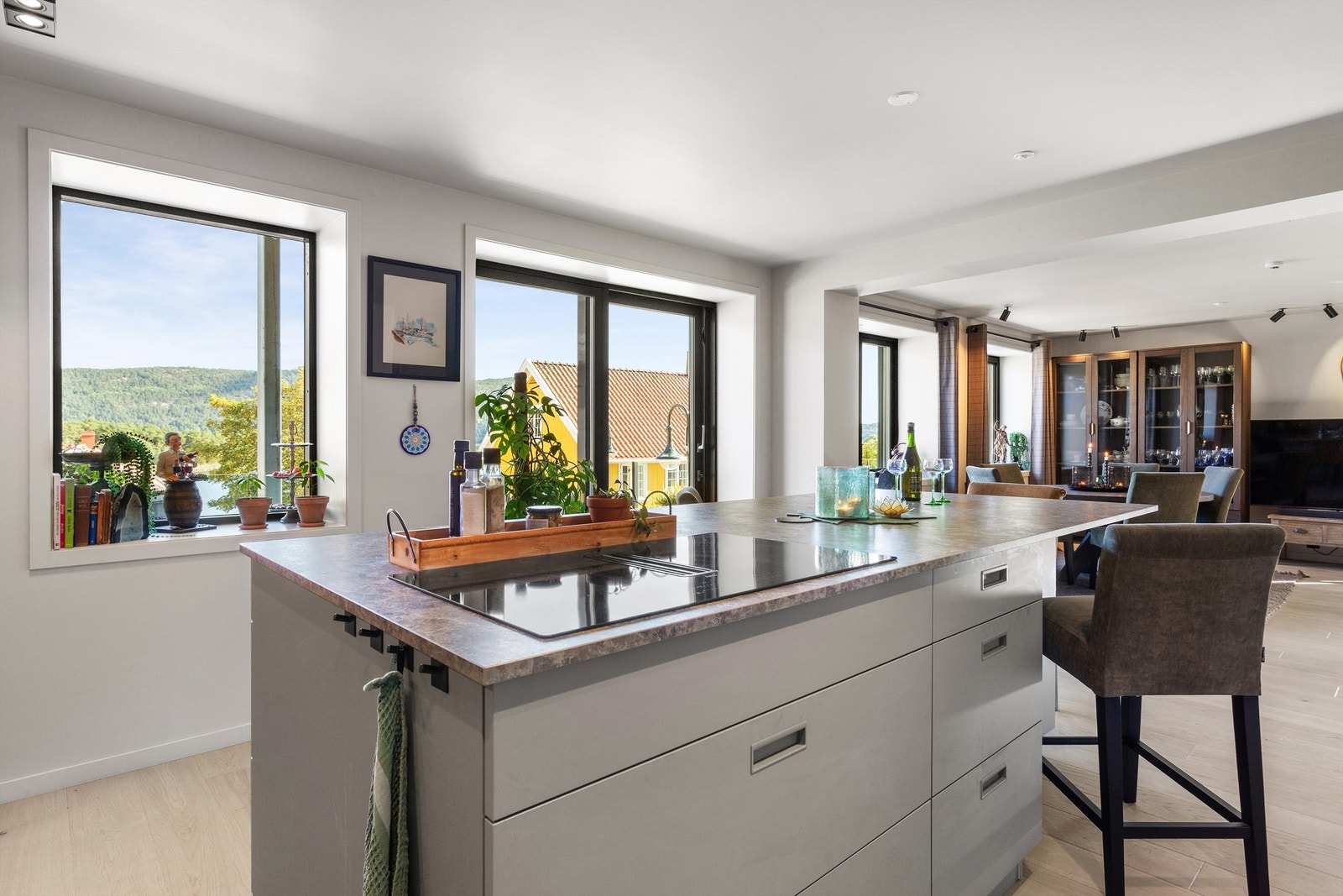 Tilsvarende utførelse på en praktisk kjøkkenøy med barløsning Galleribilde