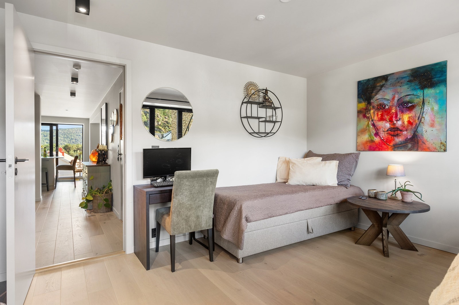 Soverom 2 med 1-stavs parkett på gulv, malte vegger og malt himling Galleribilde