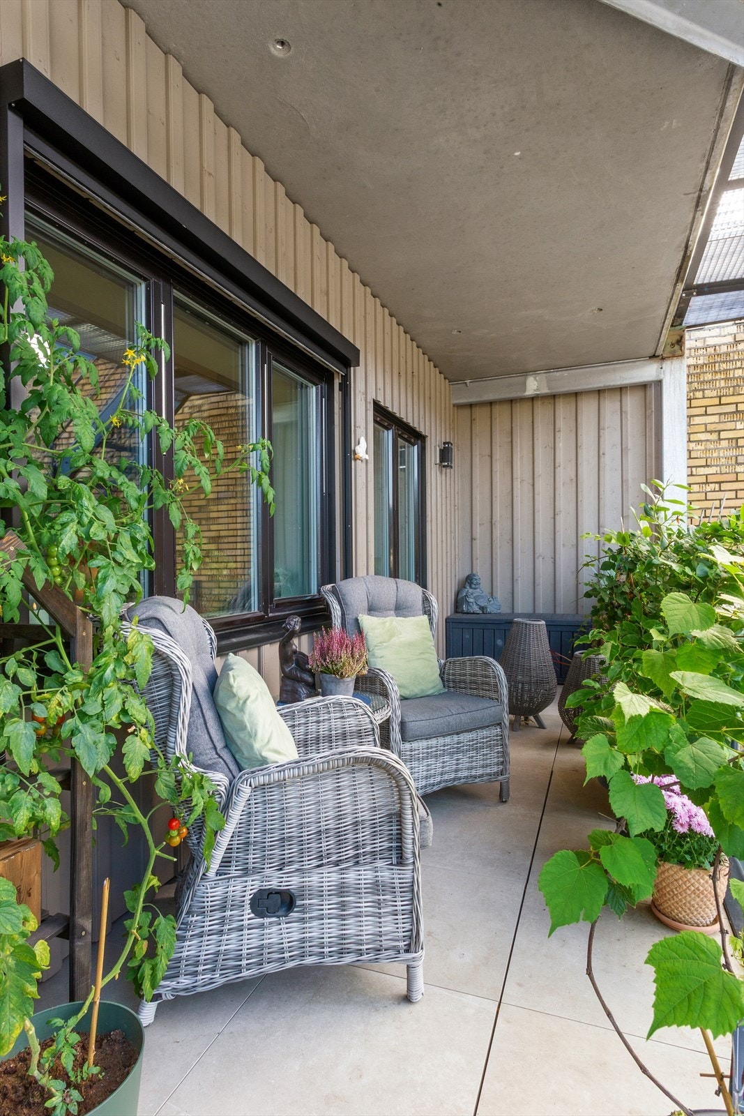 Veranda med flislagt dekke (løse), utvendig belysning og strømuttak Galleribilde