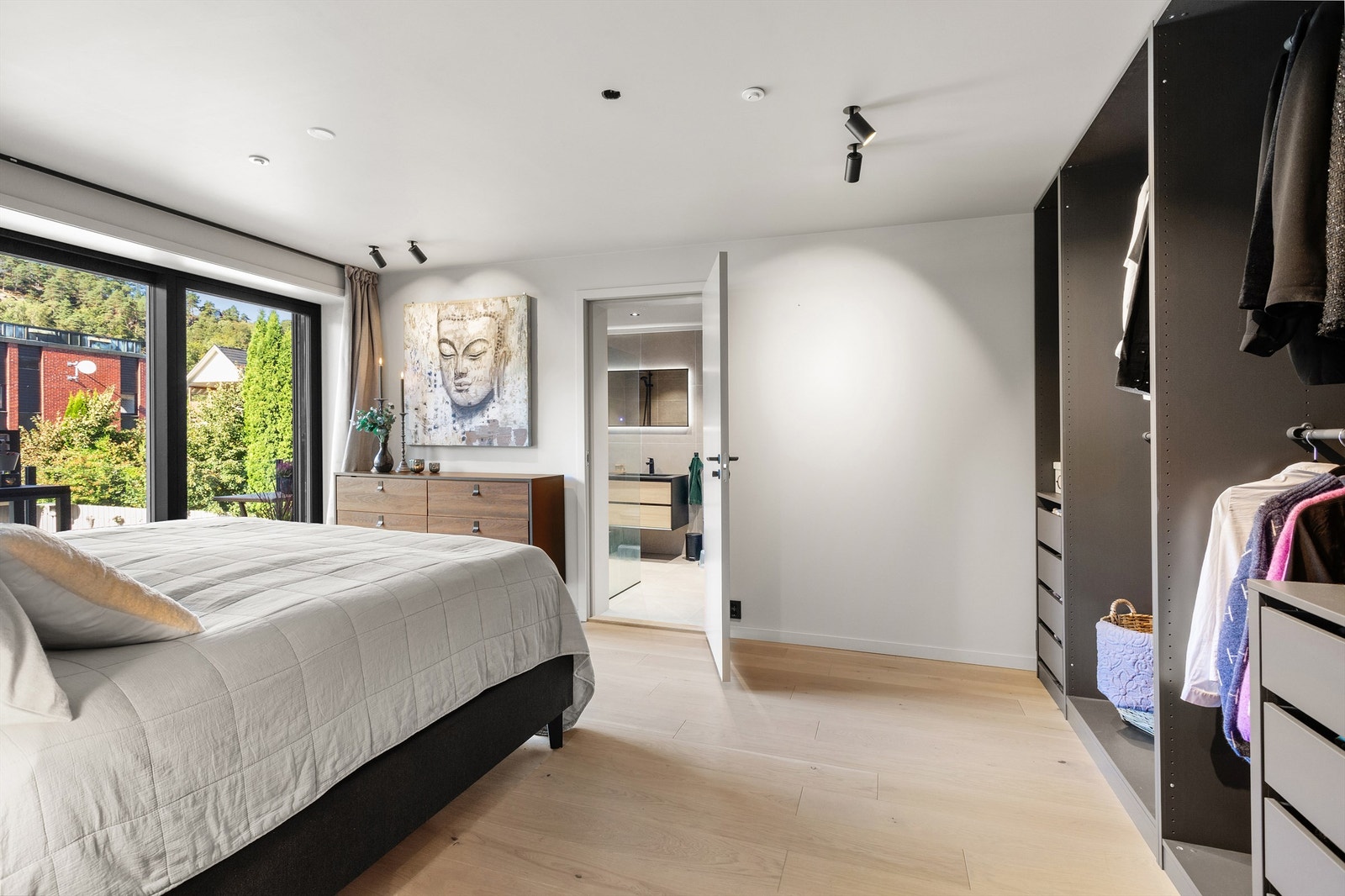 Soverom 3 med tilgang til eget bad (bad 2) og utgang til veranda Galleribilde