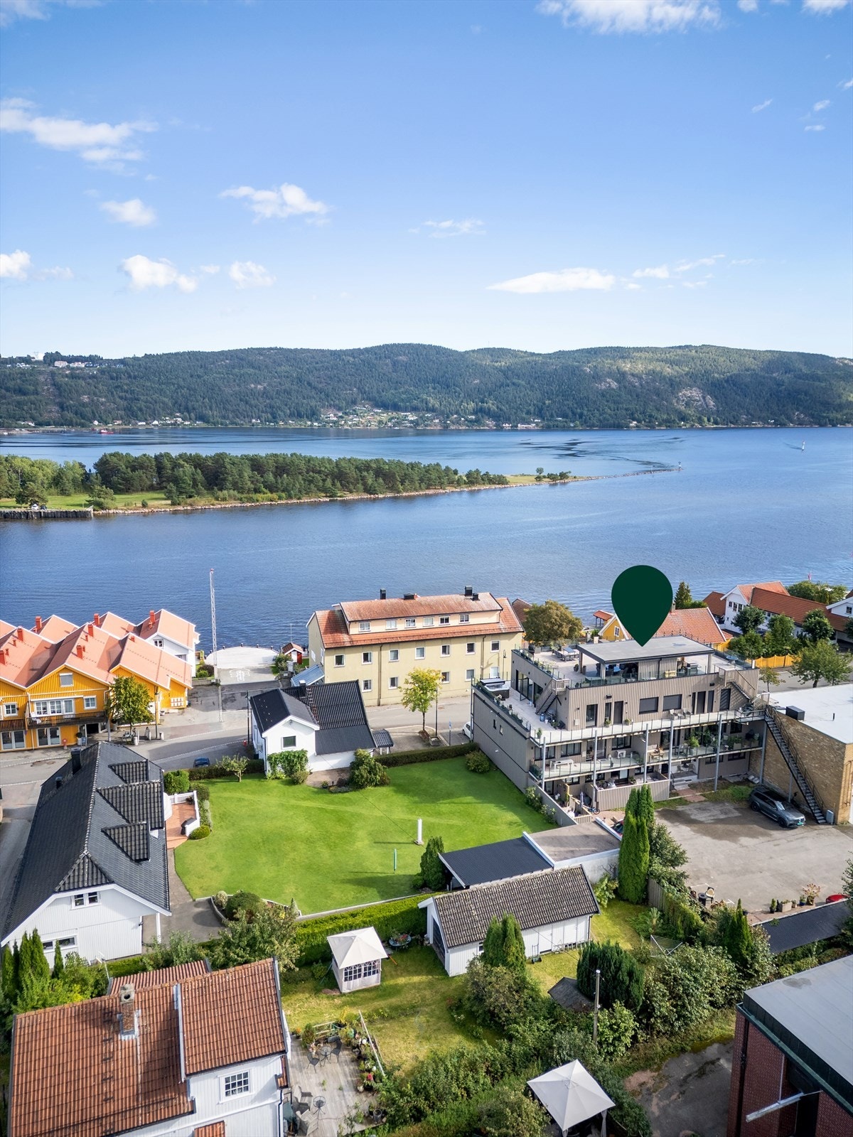 Leiligheten disponerer en fast parkeringsplass i felles bakgård Galleribilde