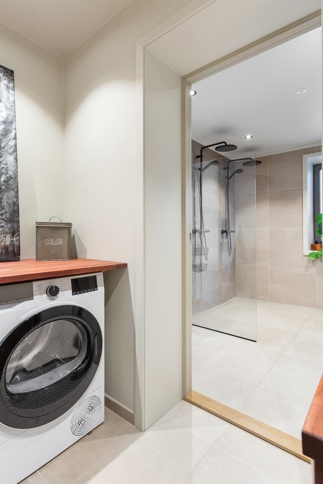 Tilgang til vaskeromsdel fra badet - Rommet er opprinnelig byggemeldt som bod Galleribilde