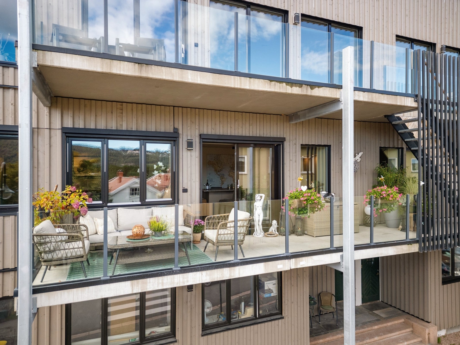 Veranda med flislagt dekke (løse), utvendig belysning og strømuttak Galleribilde