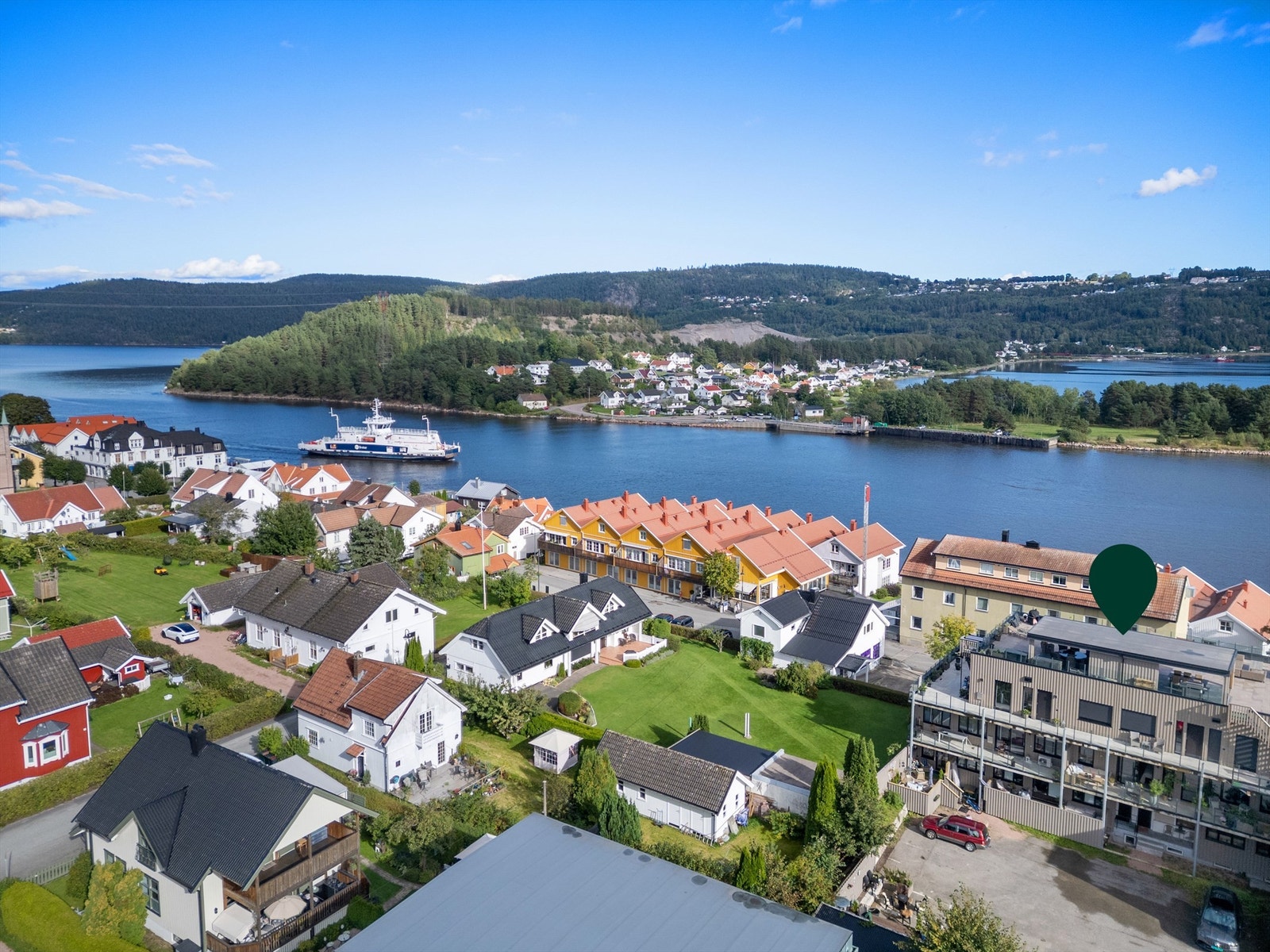 Idyllisk og sentral beliggenhet like ved sjøen. Foto: Ole Thorgeir Solheim Thoresen Galleribilde