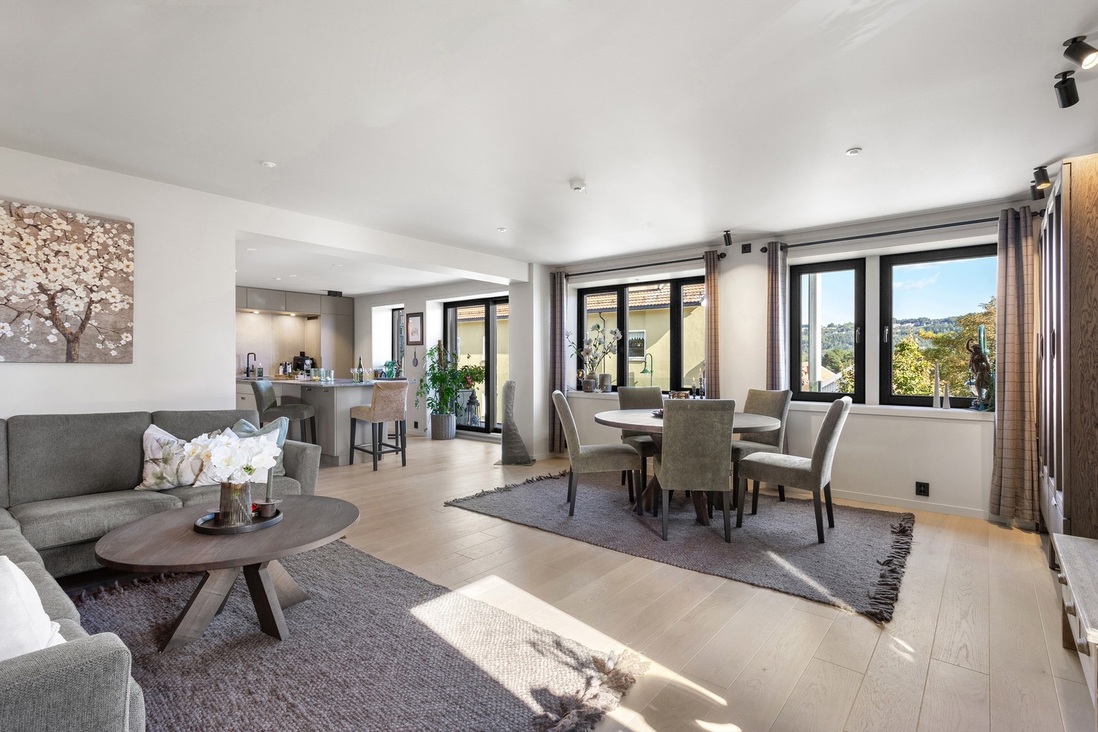 Godt med vindusflater langs to yttervegger, som gir godt med naturlig lysinnslipp Galleribilde