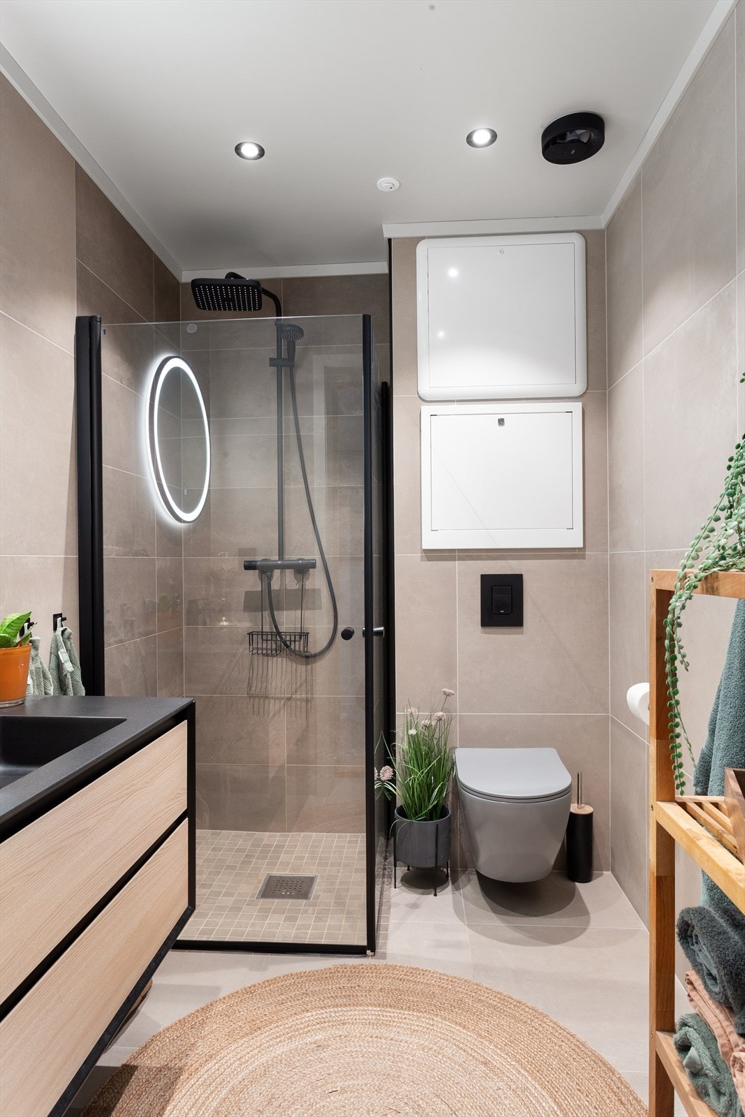 Stilrent bad 2 fra 2023 med dusjhjørne som har regnfallsdusj Galleribilde