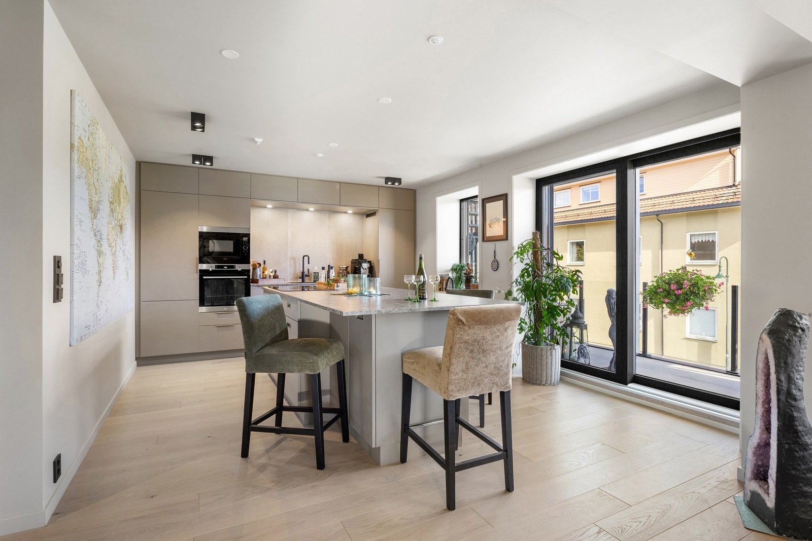 1-stavs parkett på gulv, malte vegger og malt himling Galleribilde