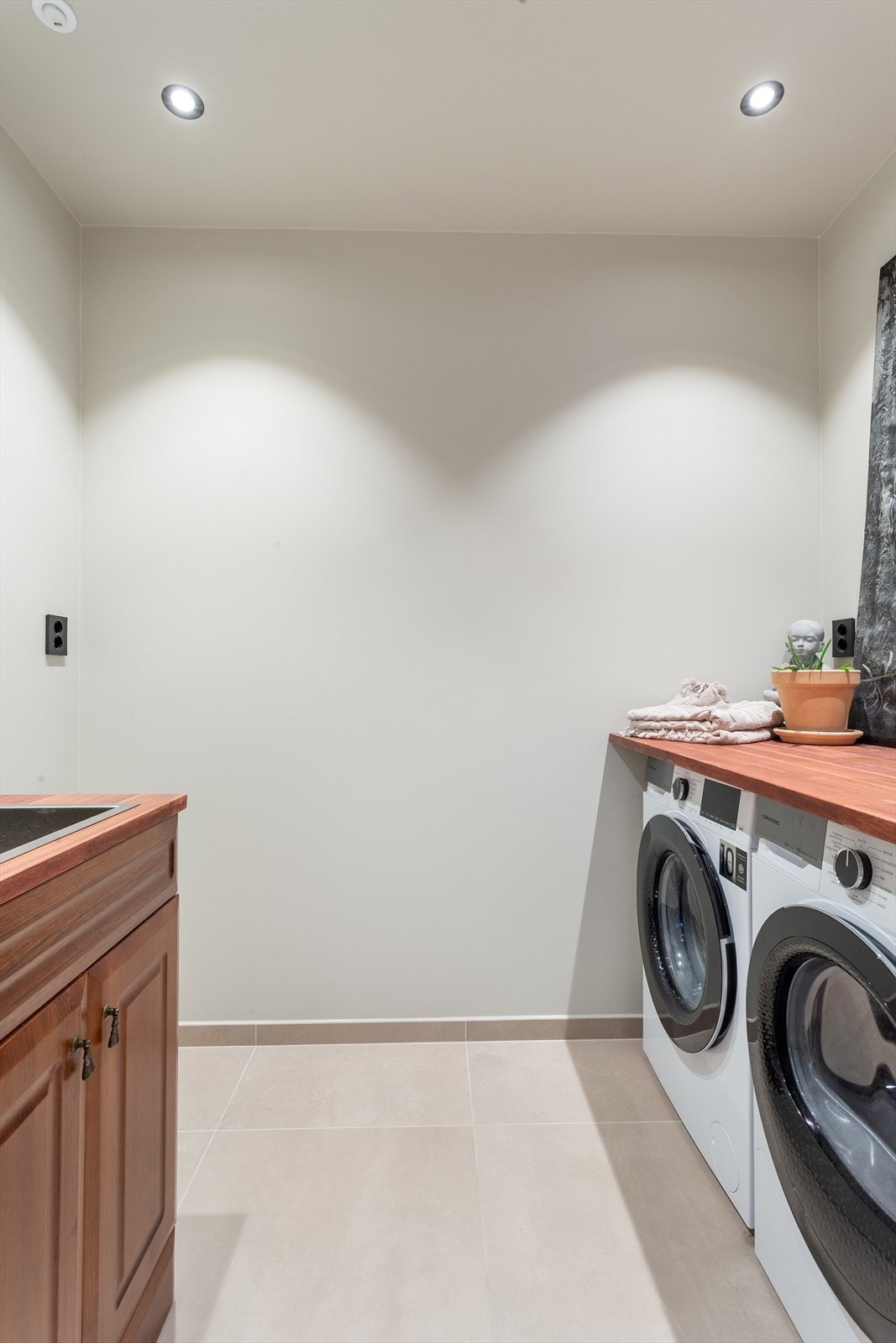 Vaskerom fra 2023 med skapinnredning fra 2025 - Rommet er opprinnelig byggemeldt som bod Galleribilde