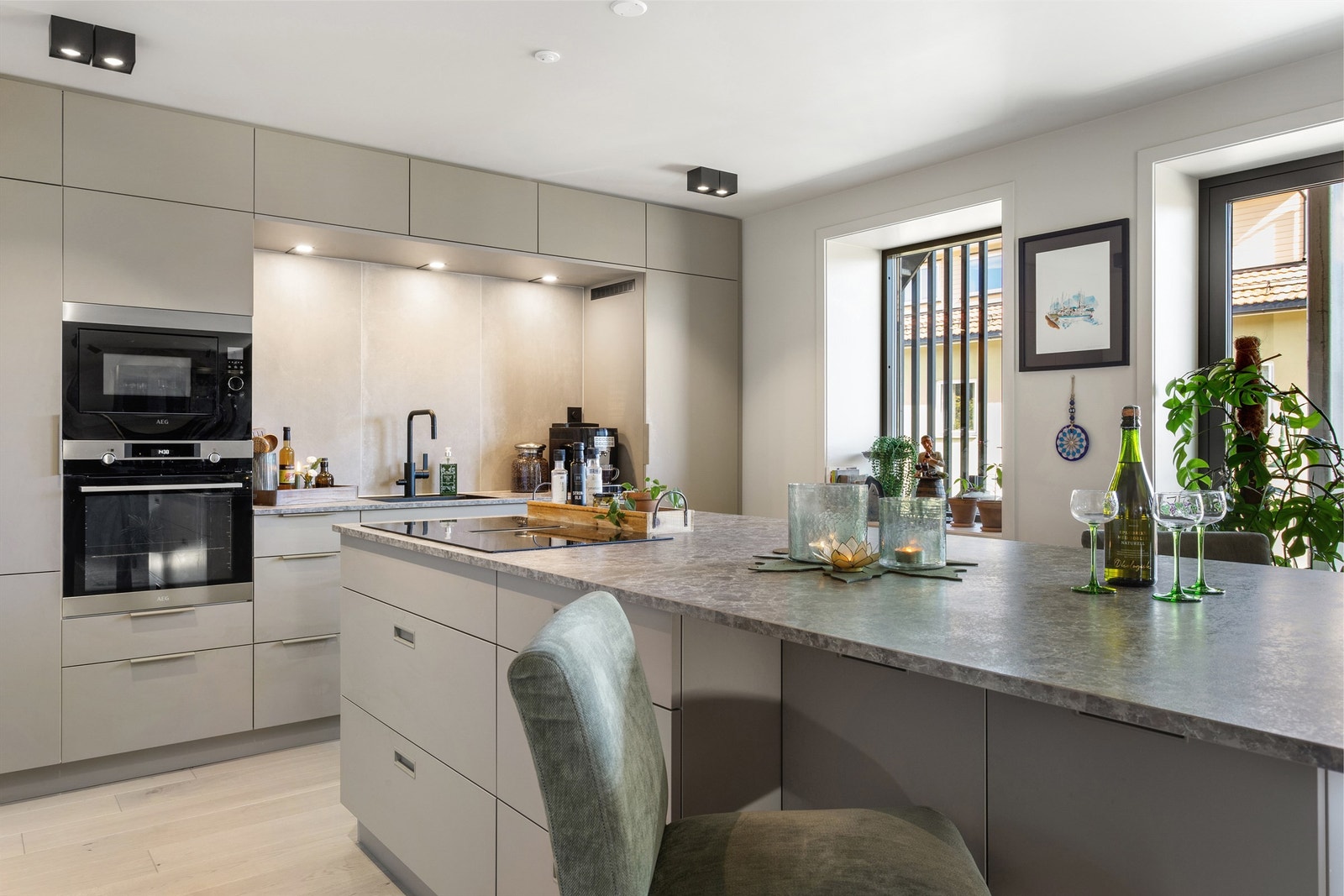 Over- og underskap samt høyskap i glatt utførelse Galleribilde