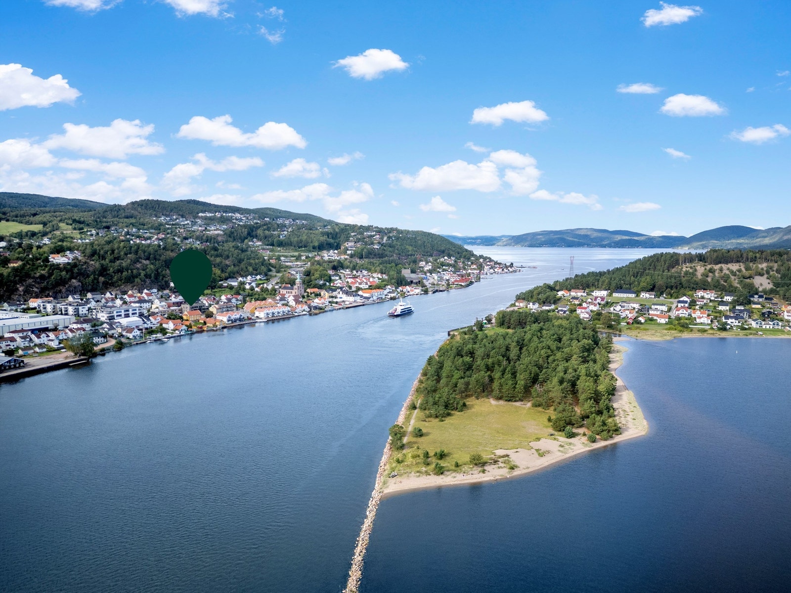 Kystlinjen langs Svelvik gir gode muligheter for både bade- og båtliv Galleribilde