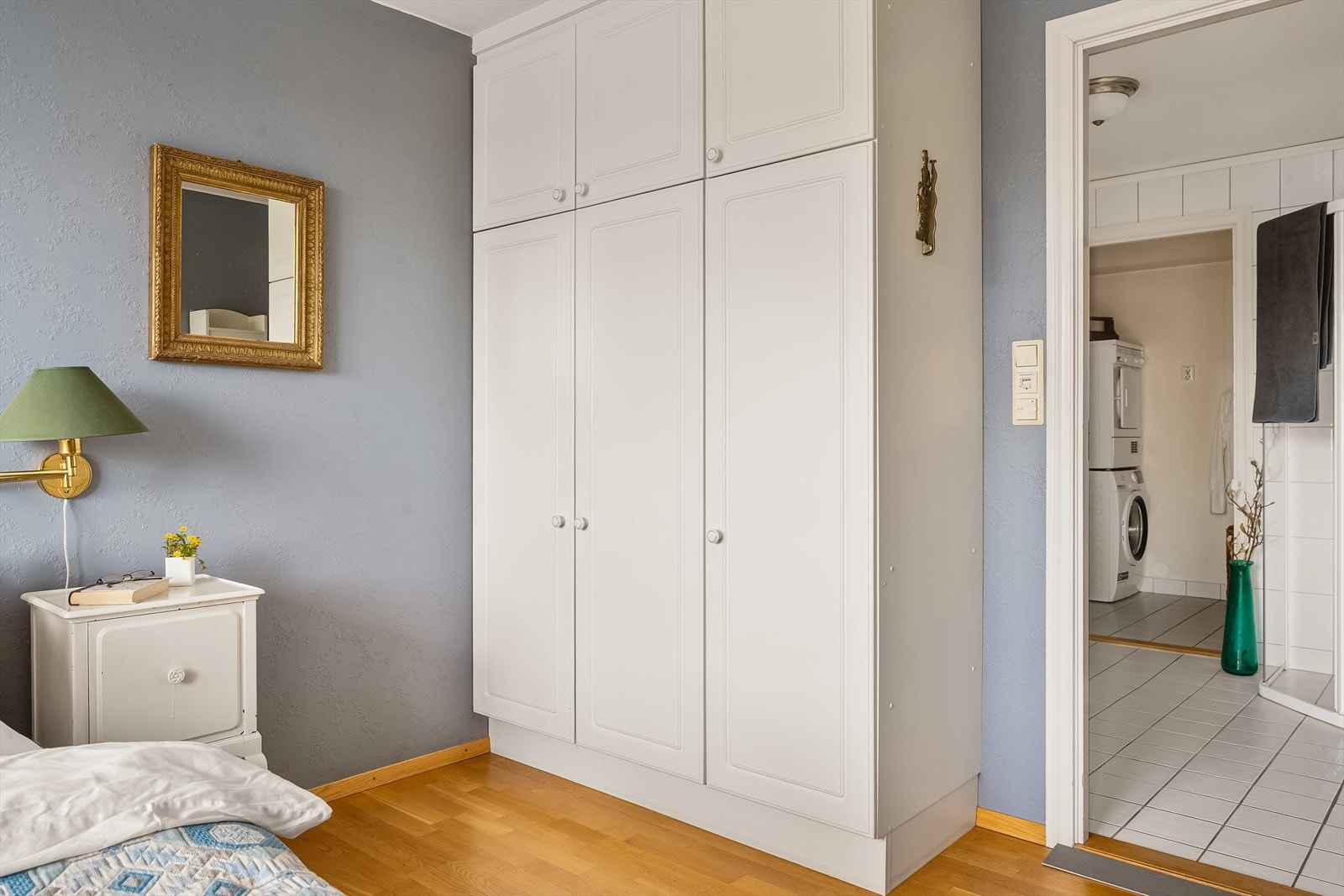 Soverommet er innredet med to store garderobeløsninger, og fra soverommet har man direkte tilgang til eget bad og vaskerom. Galleribilde