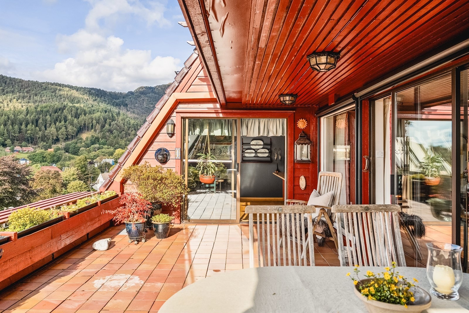 Terrassen har også egen utgang fra kjøkkenet. Galleribilde