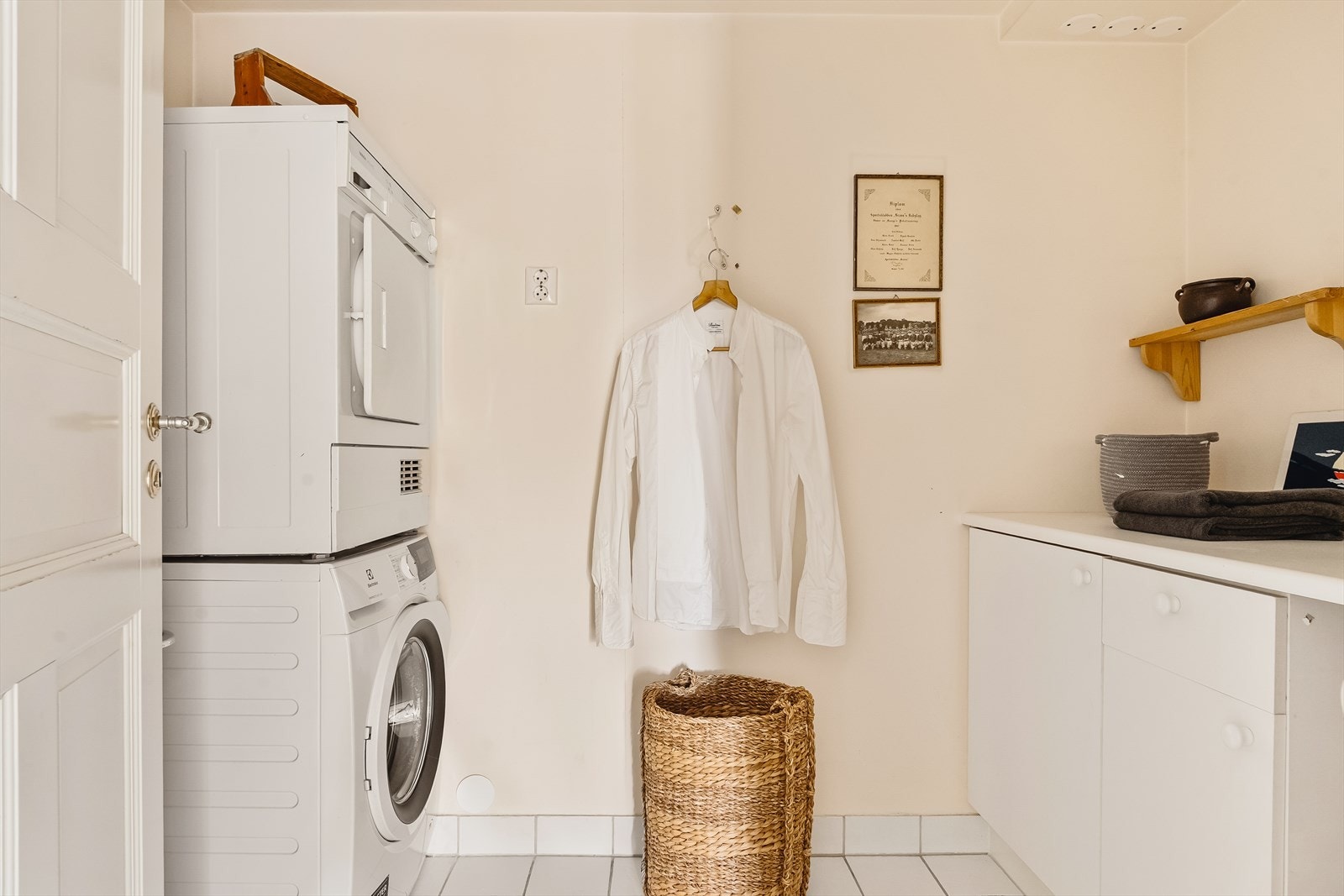 I tilknytning til badet finner man også eget flislagt vaskerom. Galleribilde