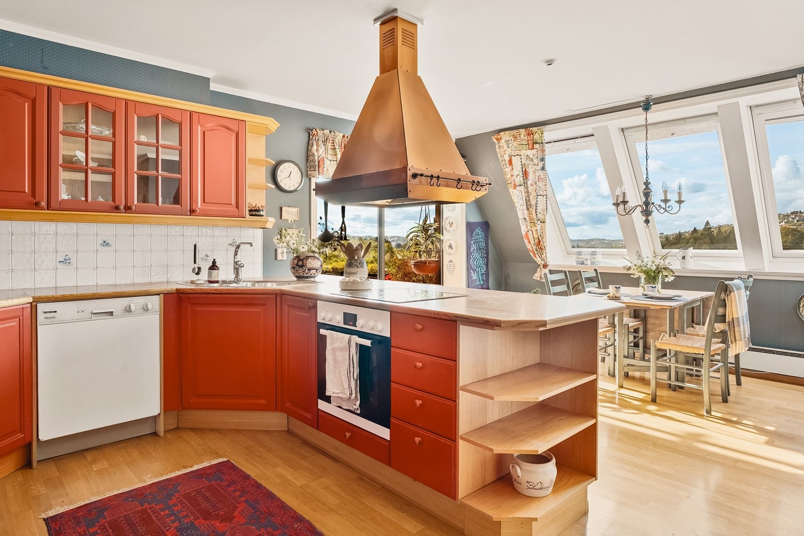 Kjøkkenet er innredet med klassiske profilerte fronter, samt skapdører med glassfelt, og laminat benkeplate. Galleribilde