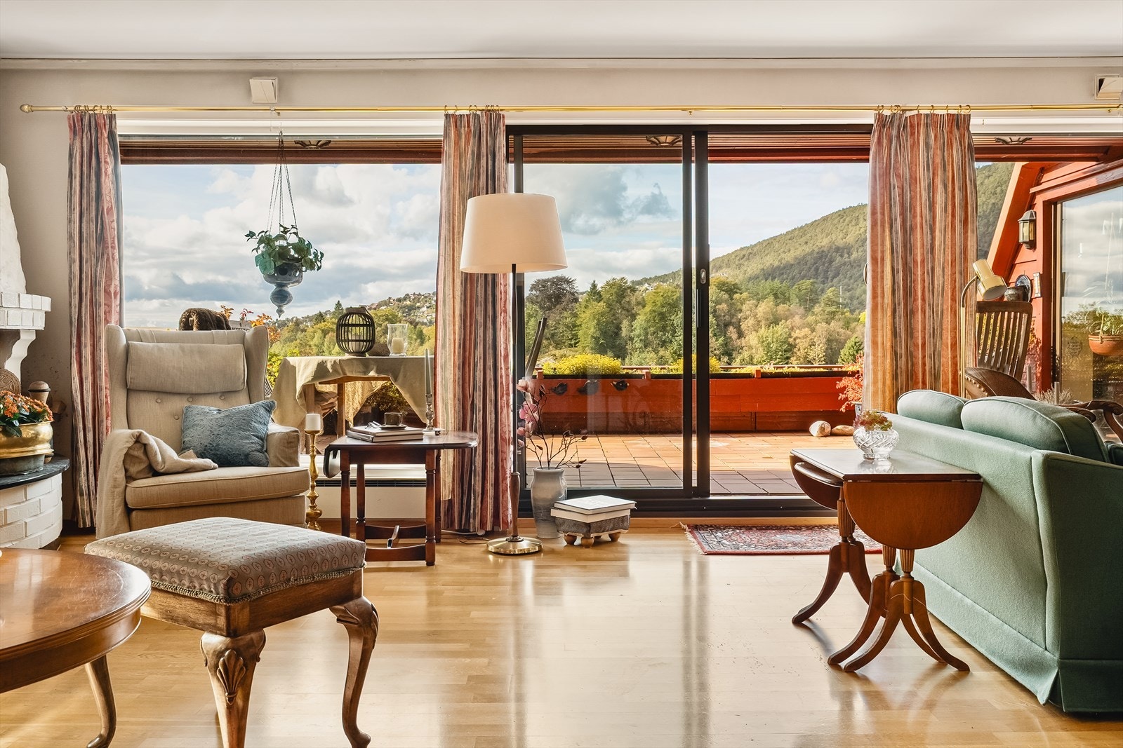 Fra stuen har man også utgang til den 25m² store vestvendte terrassen. Galleribilde