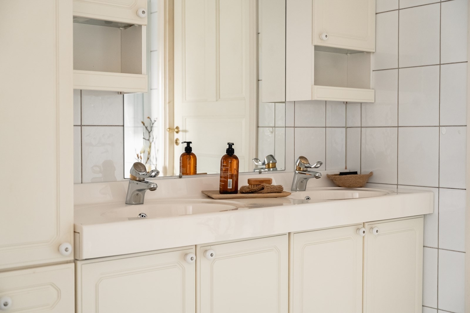 Praktisk innredet med dobbel servant, noe som gjør morgen- og kveldsrutinene mer effektive. Galleribilde