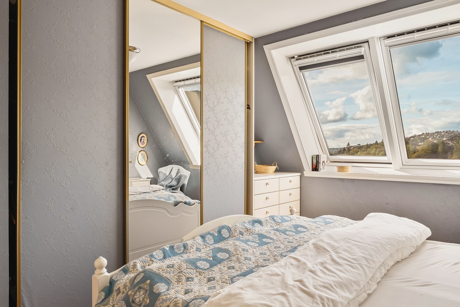 Fra soverommet har man også utsikt mot Gamlehaugen og Nordåsvannet. Galleribilde