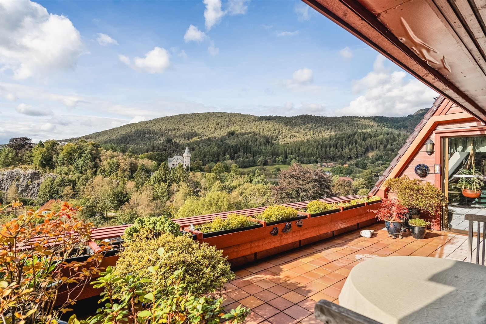 Velkommen til Rieber-Mohns veg 1 - Presentert av Eiendomsmegler Norge v/ Jon-Olav Synnestvedt. Galleribilde