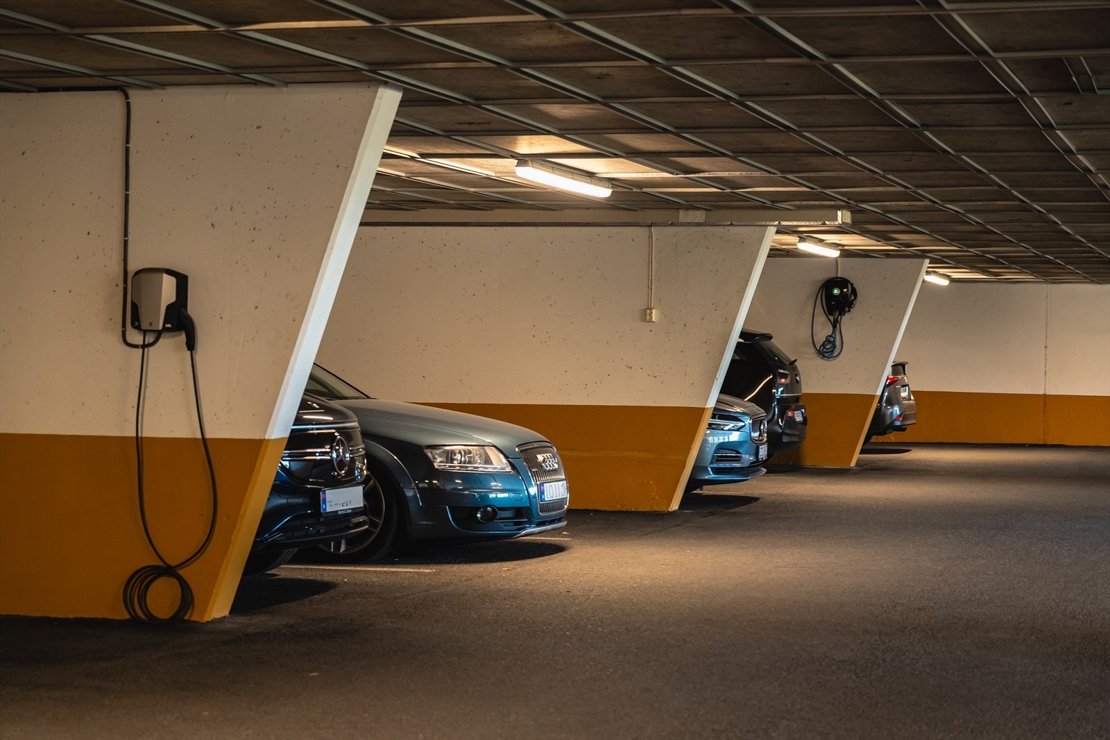 Alle leilighetene får tildelt hver sin plass med opplegg for lading av elbil i sameiets garasjeanlegg. Galleribilde