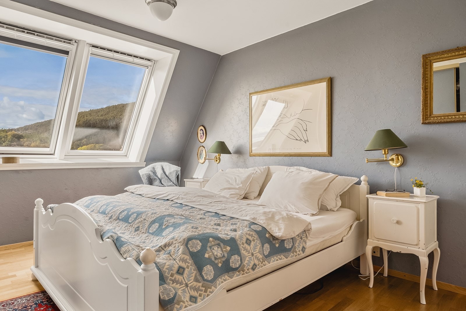 Leilighetens hovedsoverom har inngang fra kjøkkenet og god plass til dobbeltseng og det en måtte ønske av annen innredning. Galleribilde