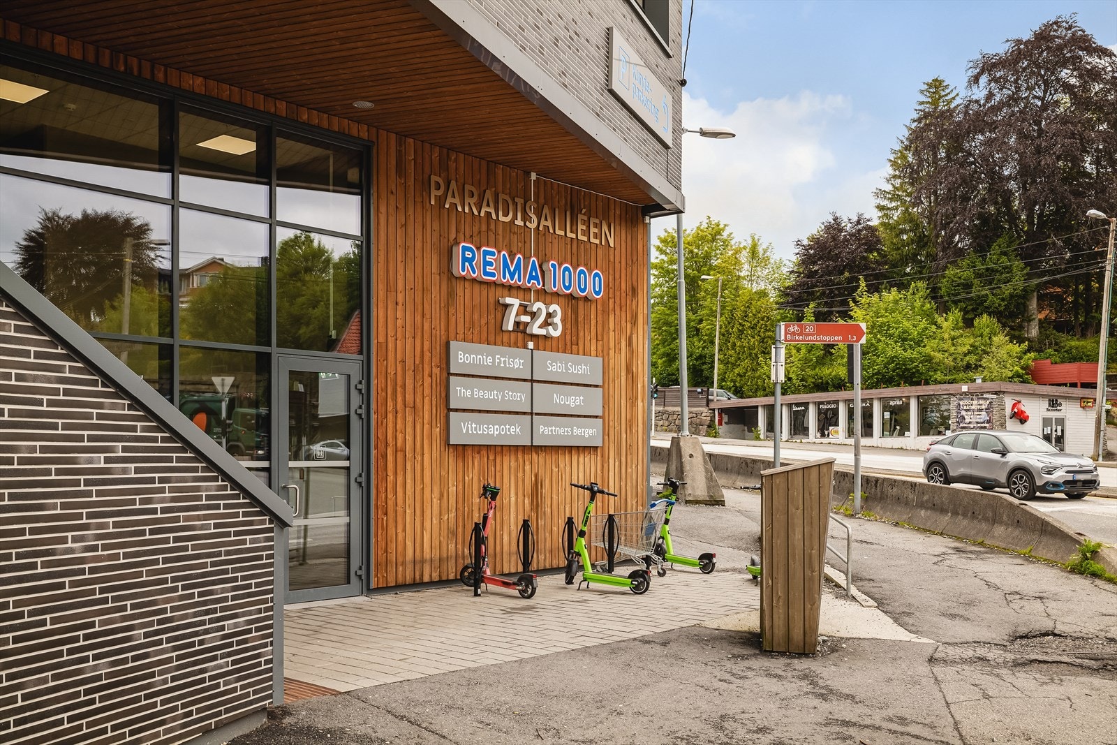 Innen gangavstand finnes også flere dagligvarebutikker. Galleribilde