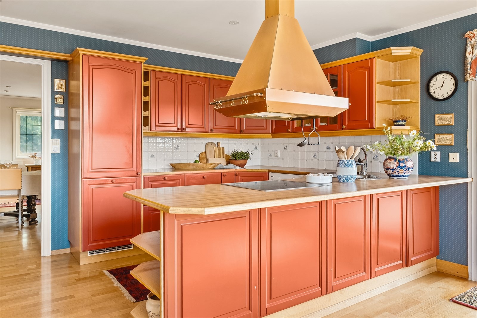 Kjøkkenet er godt utstyrt med integrerte hvitevarer som frys- og kjøleskap, ovn, platetopp, samt opplegg for oppvaskmaskin. Kjøkkenet har også praktisk flislagt backsplash. Galleribilde