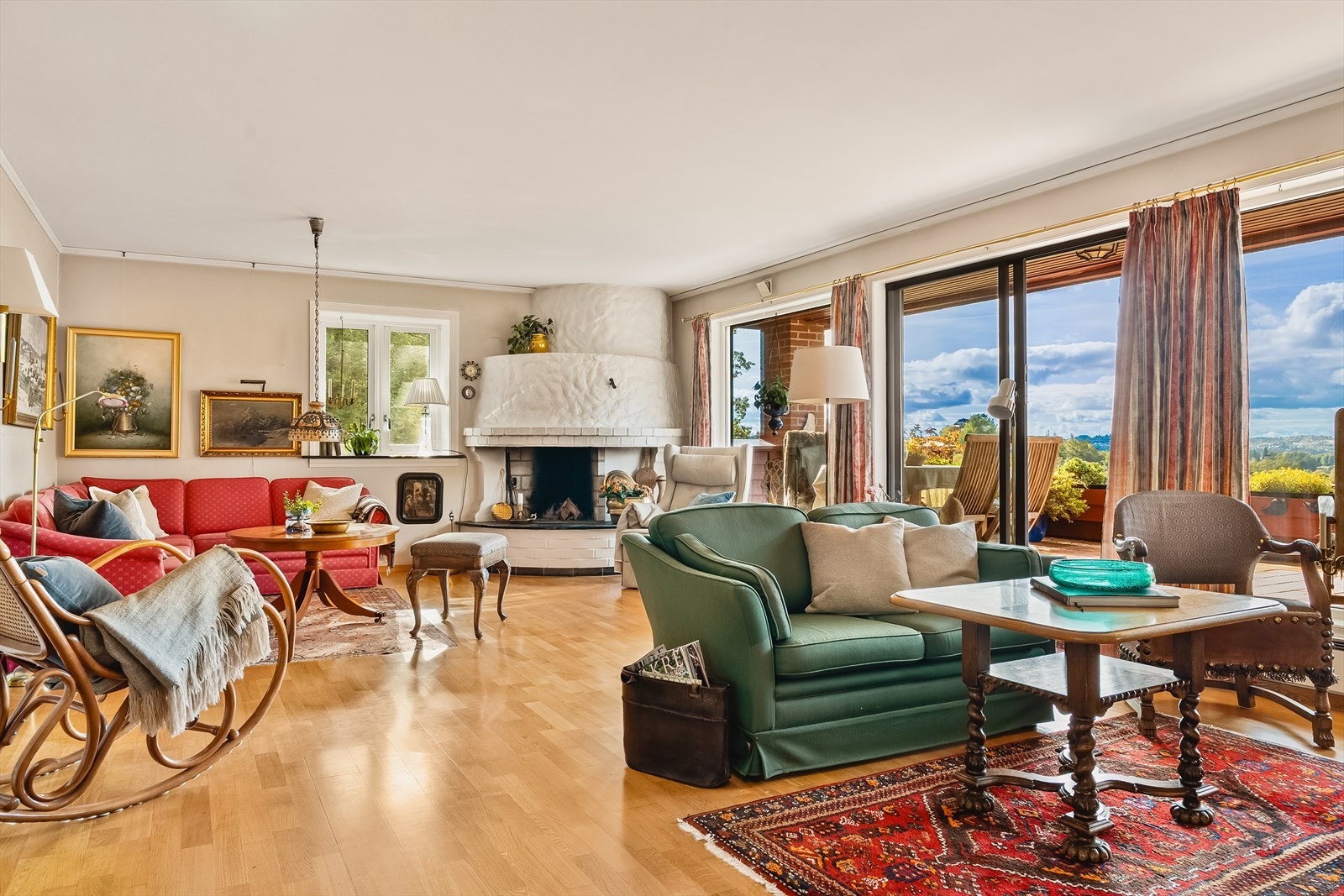 Hjørneleilighet med store vinduer som gir mye naturlig lysinnslipp i stuen. Her er god plass til å innrede innrede i flere soner. Galleribilde