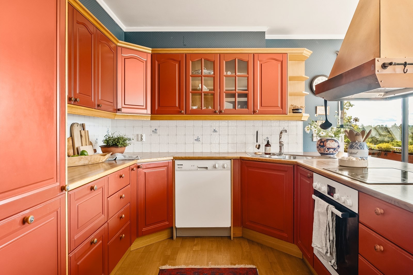 Her er det rikelig med både skap og benkeplass, perfekt for deg som trives på kjøkkenet! Galleribilde