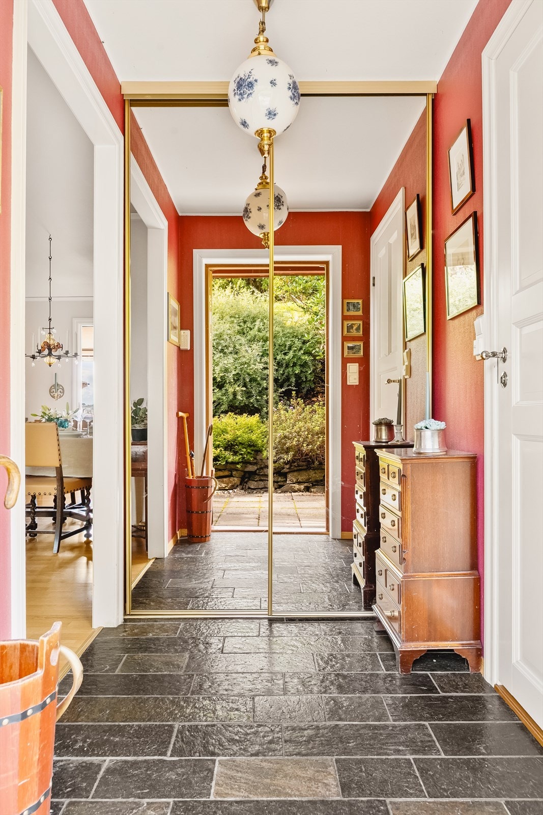 Leilighetens entré er lys og innbydende og innredet med en praktisk skyvedørsgarderobe, samt varmekabler i gulvet. Galleribilde