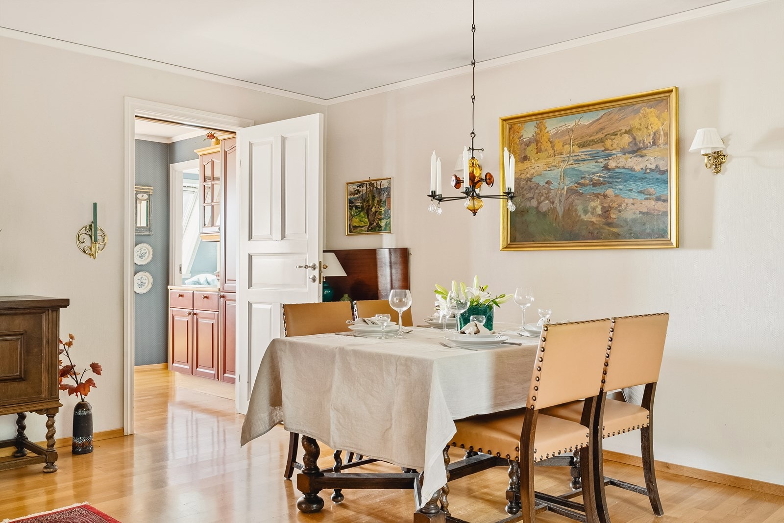 Her er det god plass til å innrede med en stor spisestue, så her kan du invitere både venner og familie til hyggelige sammenkomster. Galleribilde