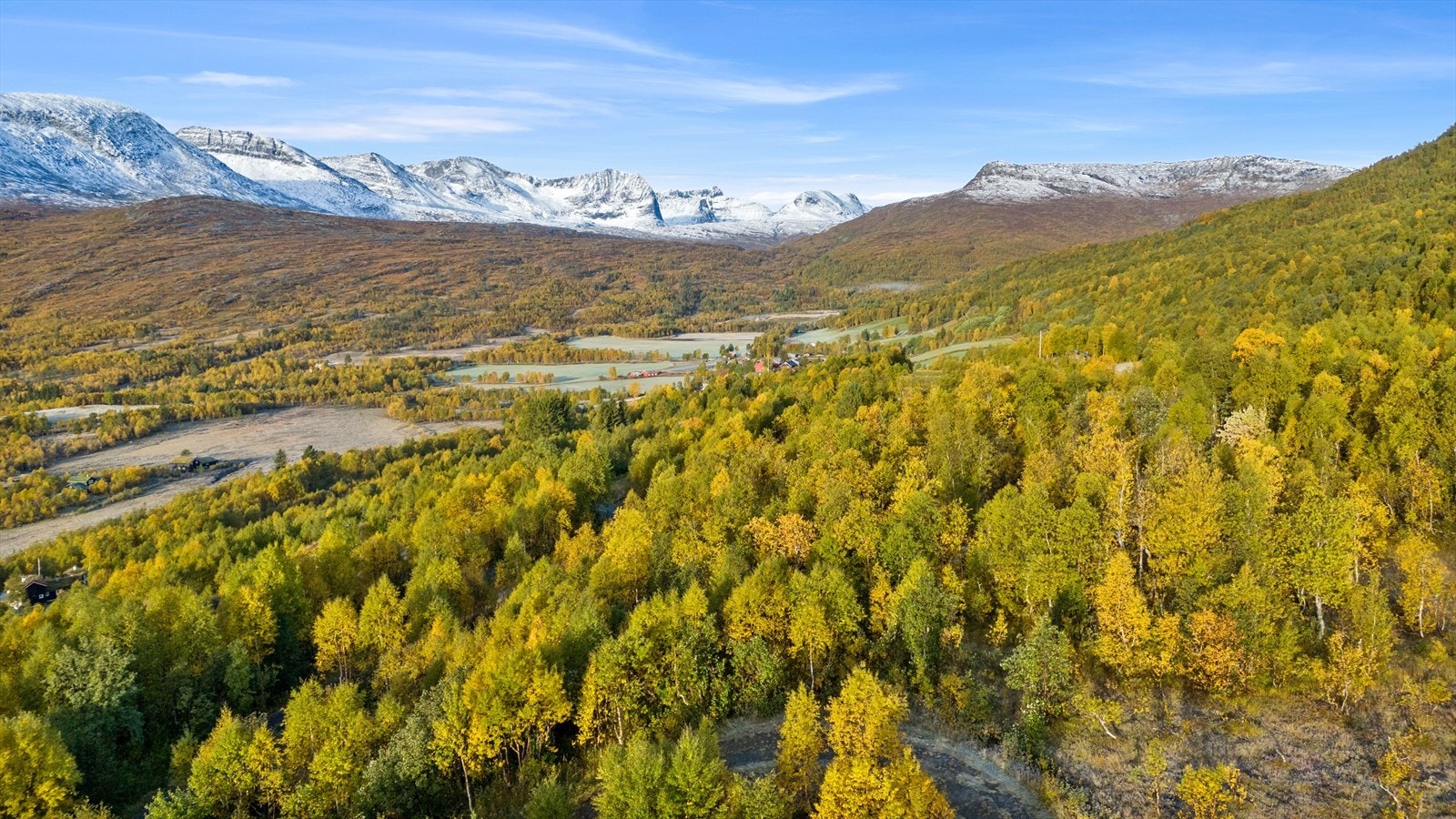Velkommen til Krokåtvegen 90! En idyllisk beliggende fritidstomt med panoramautsikt i Storlidalen. Foto: Jon Kristian Haukdal. Galleribilde