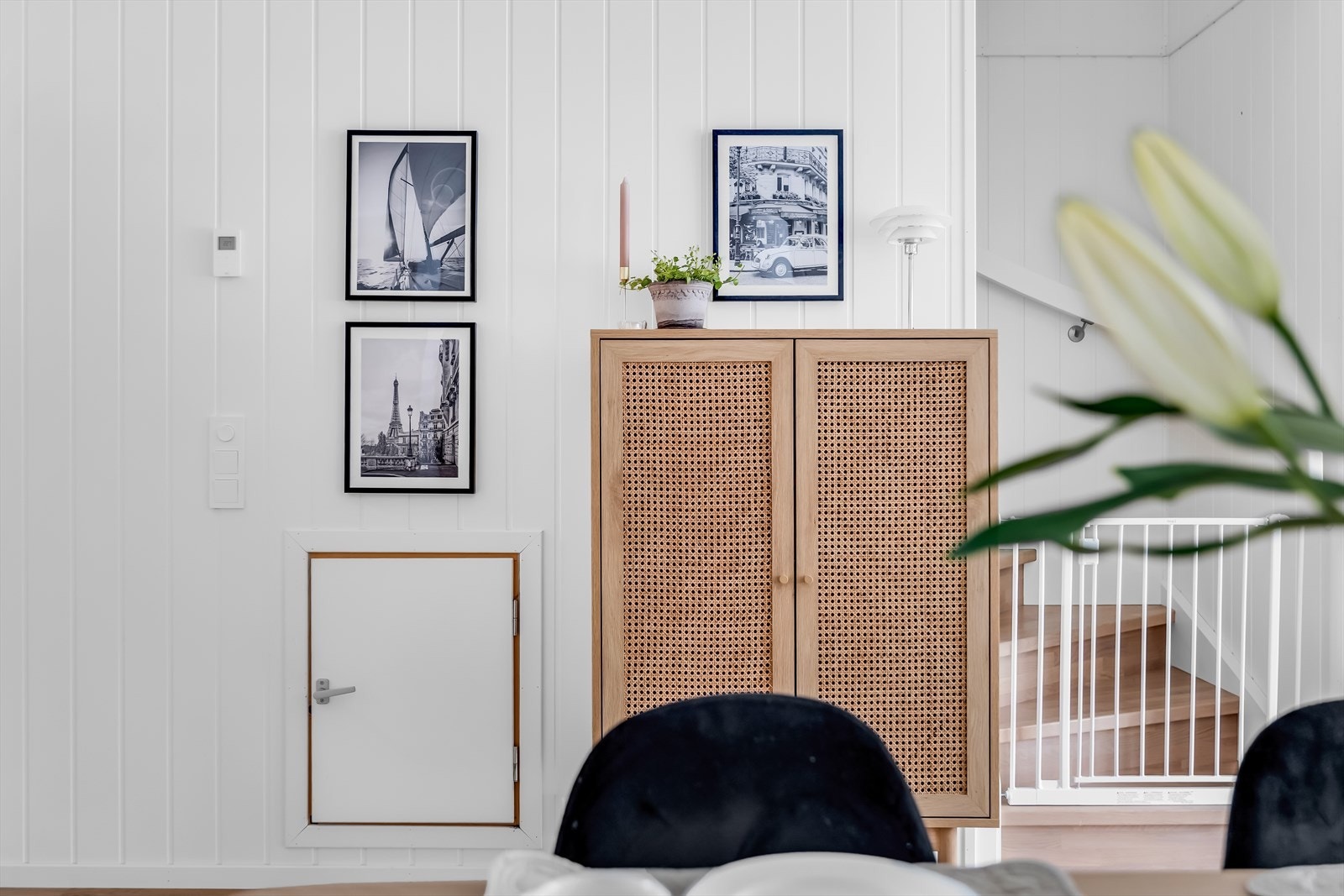 En malt tretrapp med tette opptrinn og lakkerte inntrinn leder opp til boligens andre etasje. Galleribilde