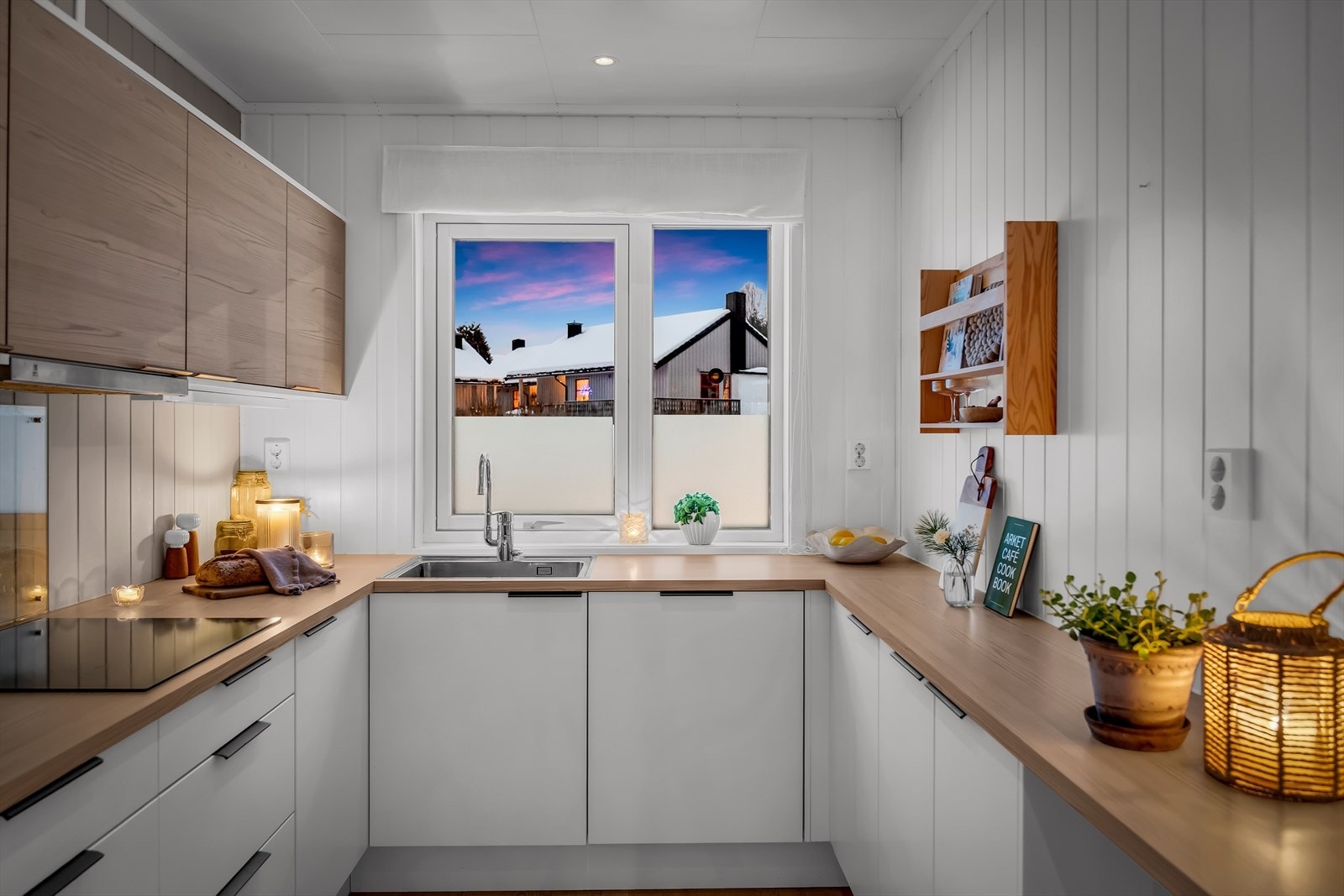 Praktisk belysning under overskap og ventilator over koketoppen for effektivt avtrekk. Galleribilde