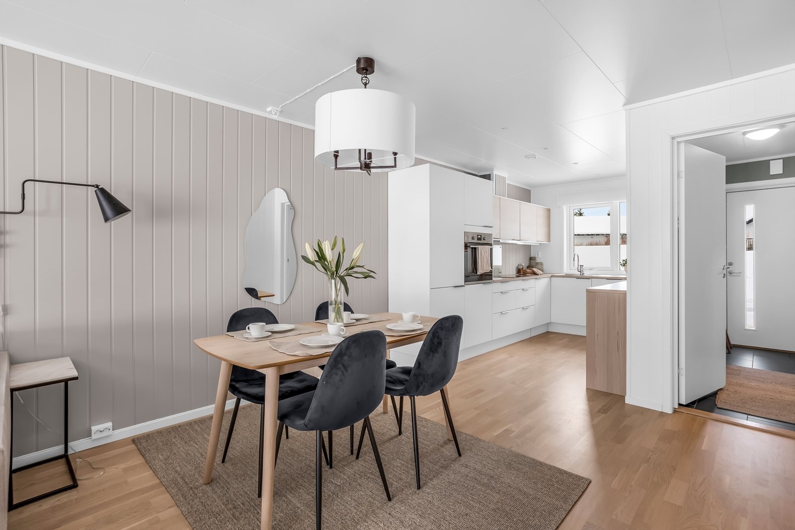 Rommet er lett å møblere med god plass til både sofagruppe og spisebord. Galleribilde