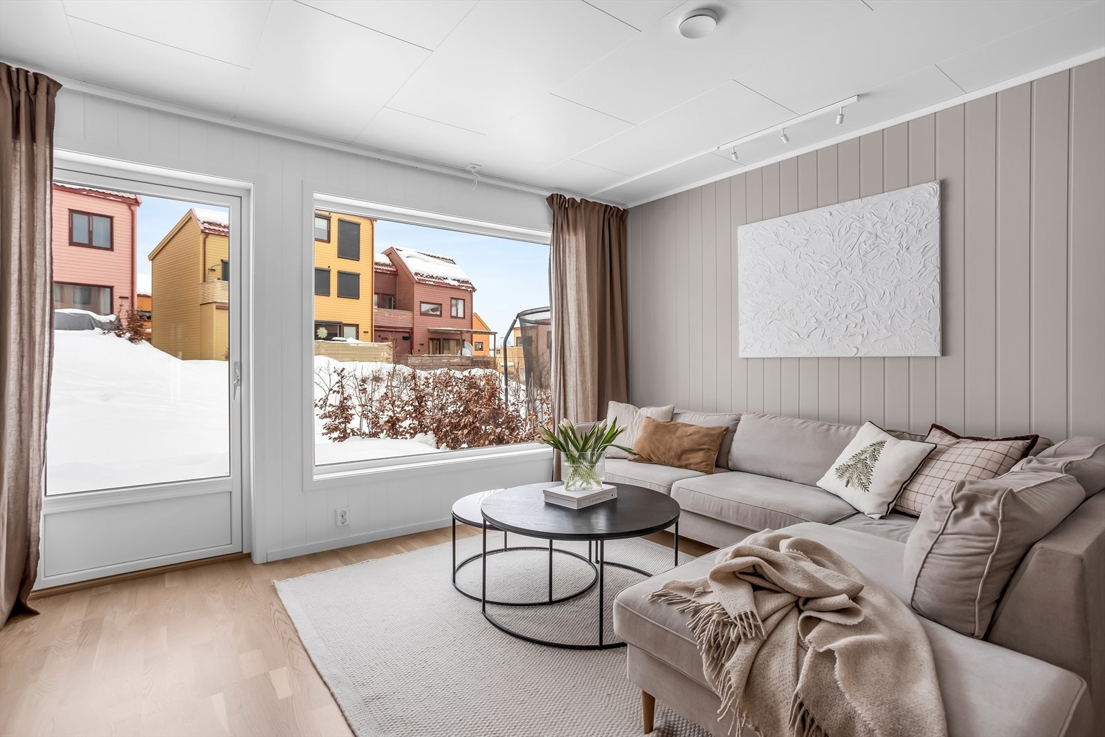 Store vinduer med 3-lags isolerglass slipper inn rikelig med dagslys. Galleribilde