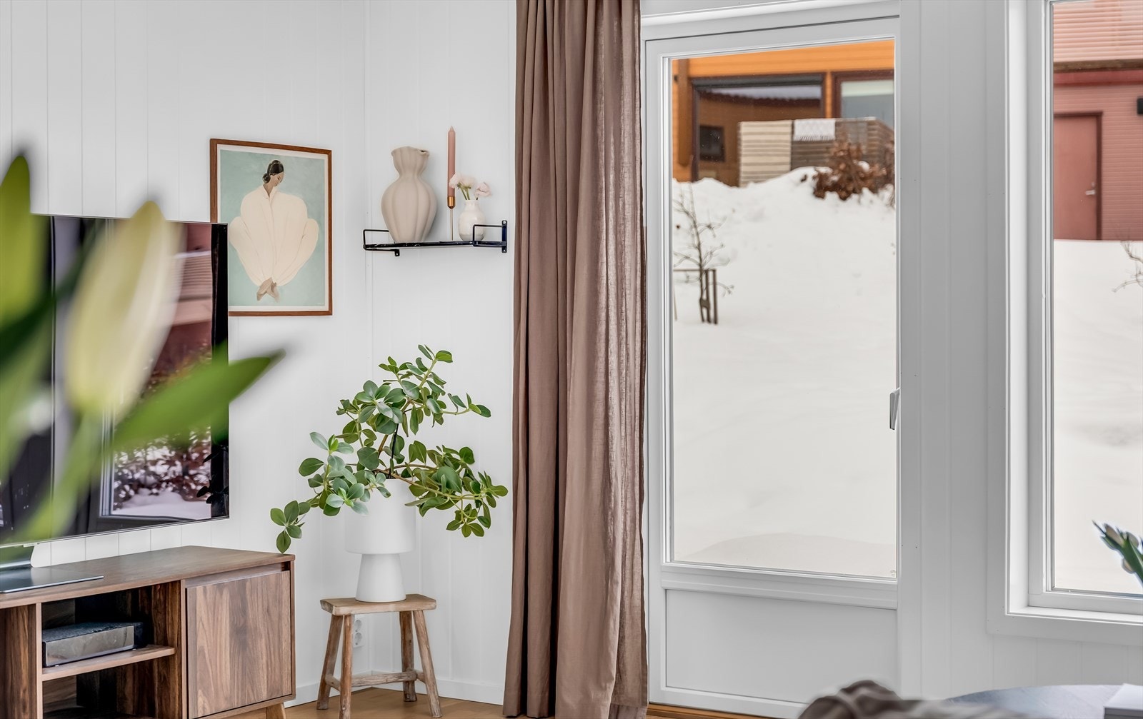 Detalj fra stuen med terrassedør i bakgrunnen. Galleribilde