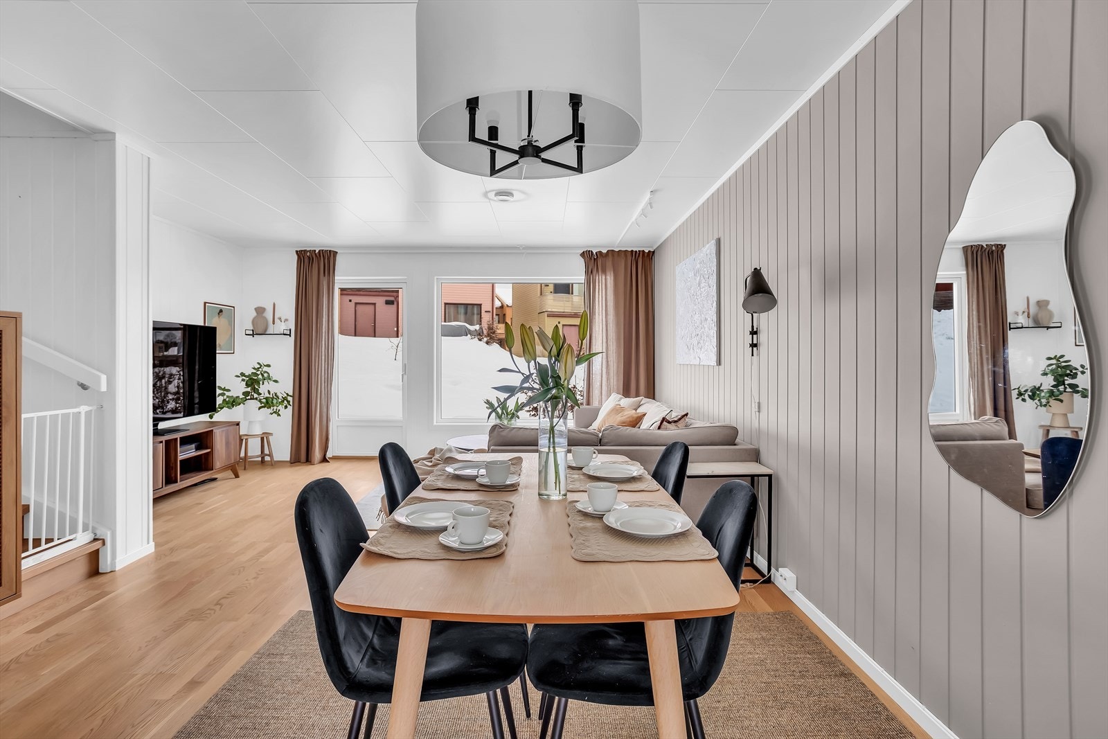 Gjennomgående parkettgulv og vannbåren gulvvarme i hele boligen sikrer høy komfort. Galleribilde