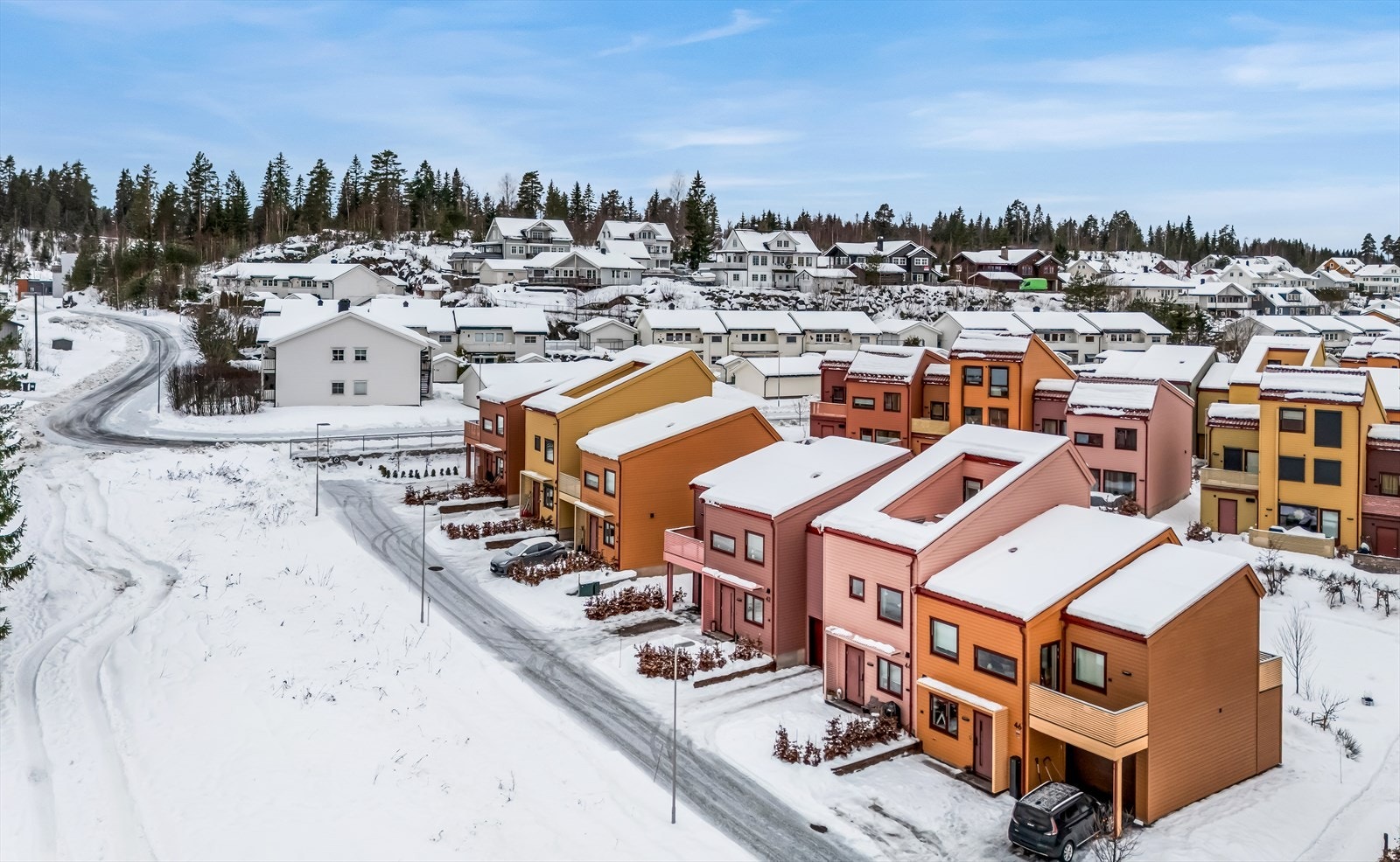 Nærmeste bussholdeplass er Ladderud, kun 3 minutter unna, med forbindelse til Dal stasjon. Galleribilde