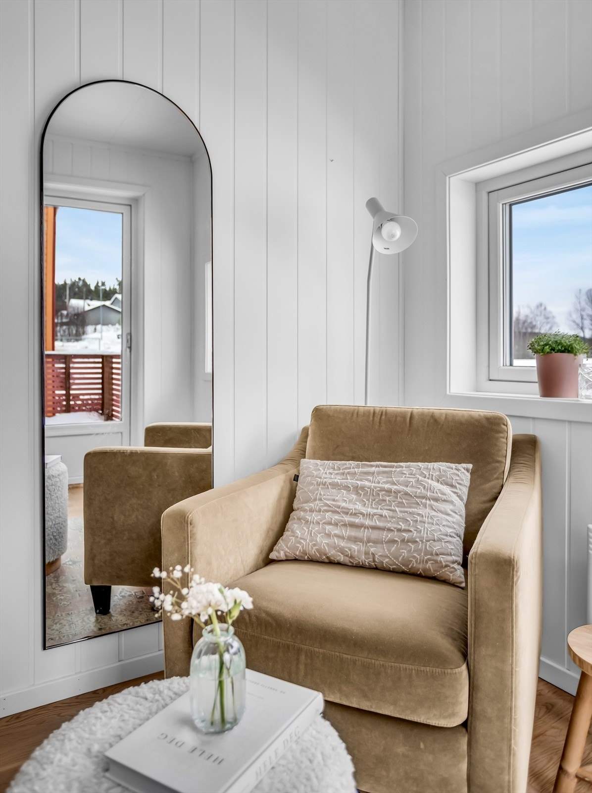 En hyggelig krok i loftstuen med utsyn mot balkongen. Galleribilde