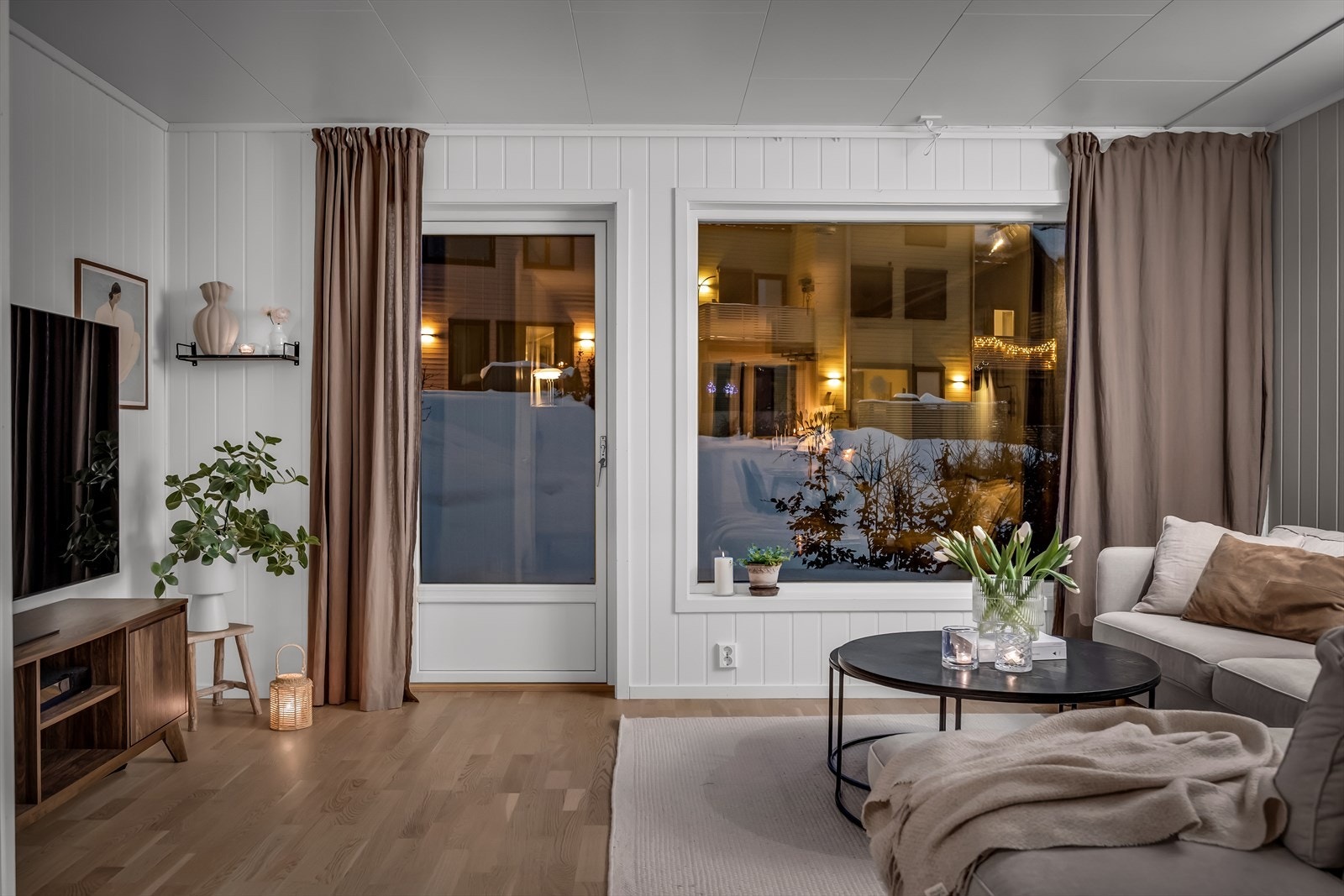 Terrassedøren er, som vinduene, fra 2020 og har 3-lags isolerglass. Galleribilde