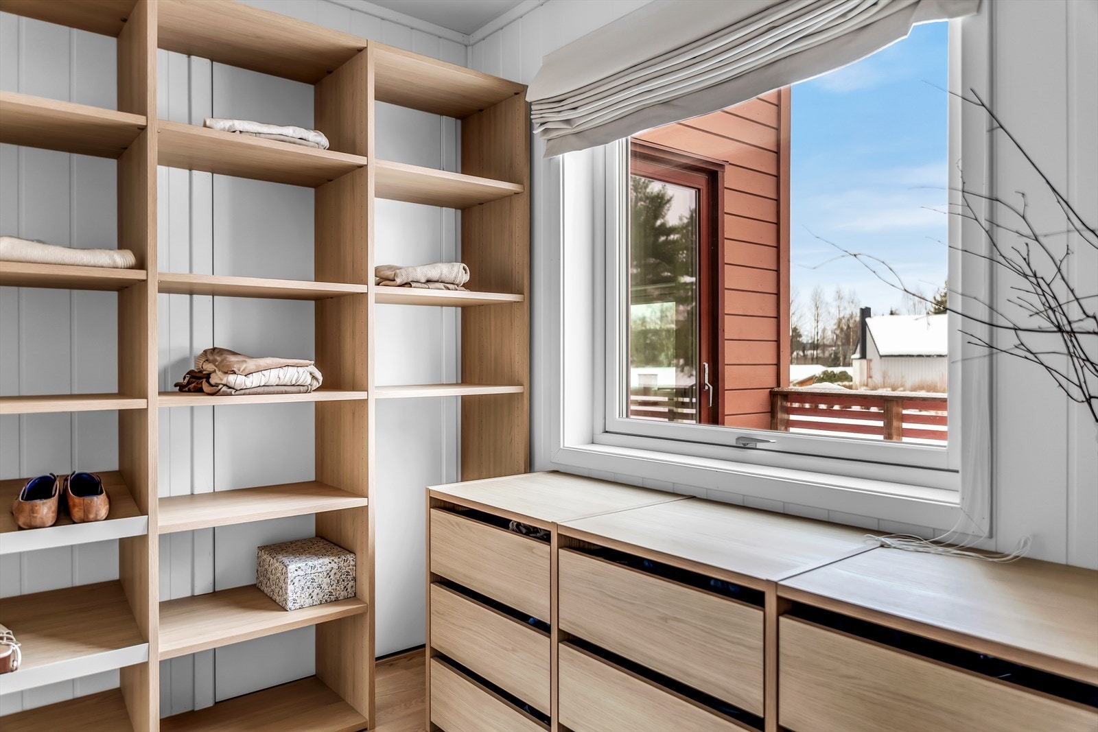 Omkledningsrommet har parkettgulv og Smart panel på veggene, i likhet med soverommene. Galleribilde