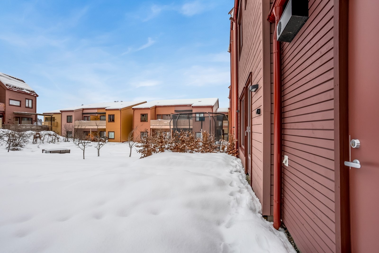 Boligen har utvendig malt liggende trepanel og tak med betongtakstein. Galleribilde