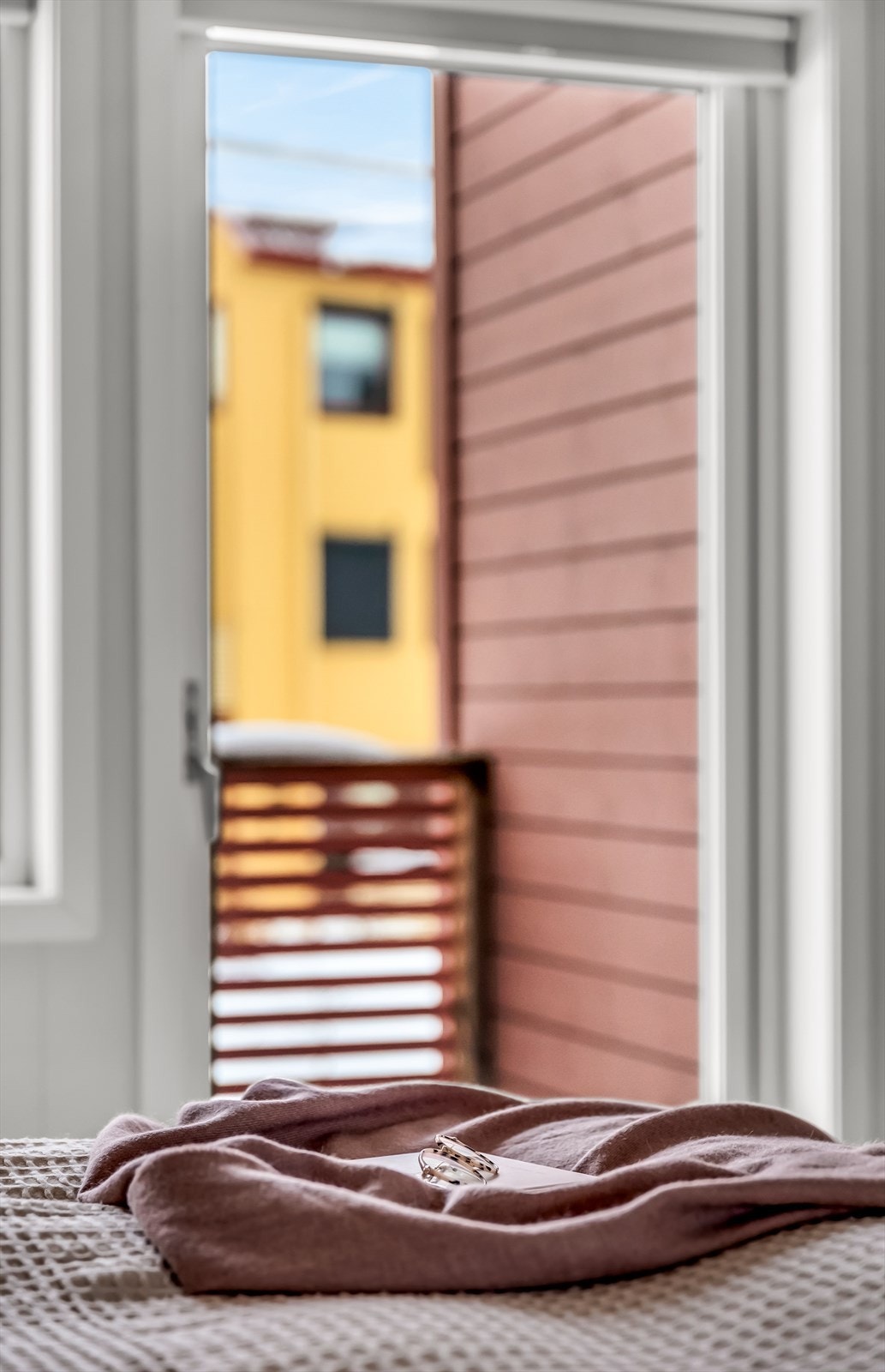 Balkongen utenfor soverommet er utstyrt med utelys og stikkontakt. Galleribilde